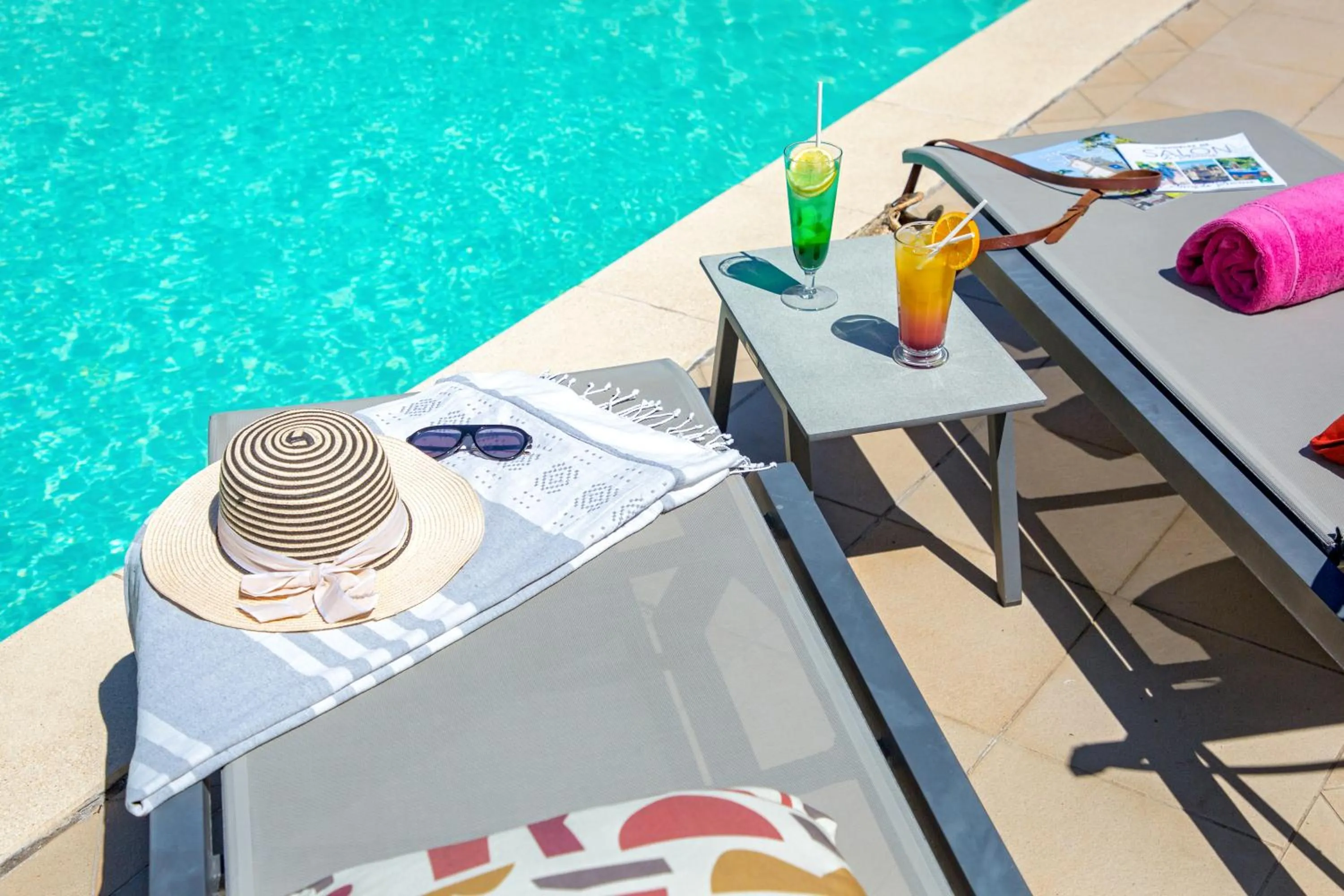 Swimming pool in ibis Salon de Provence