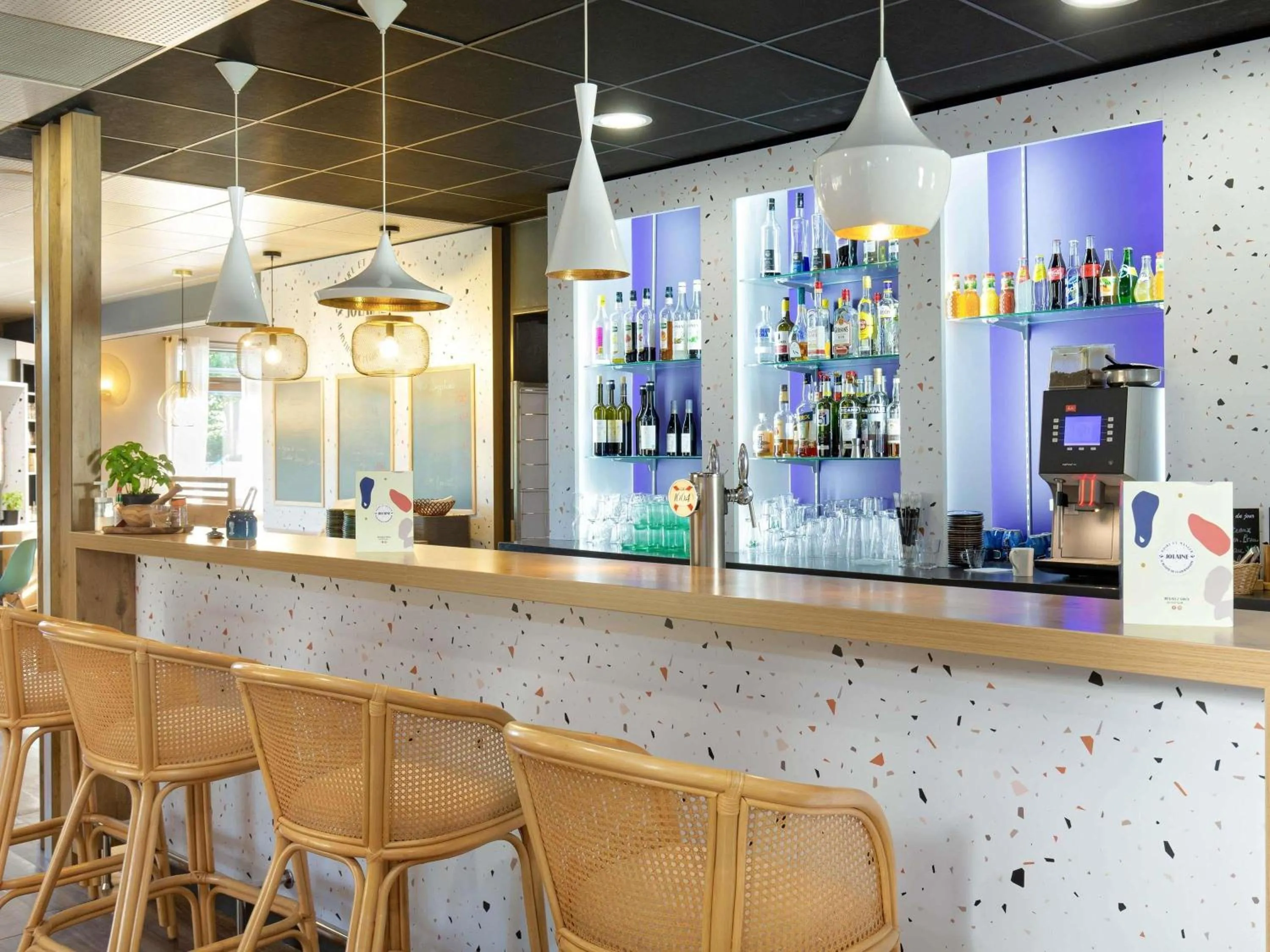 Lounge or bar in ibis Salon de Provence