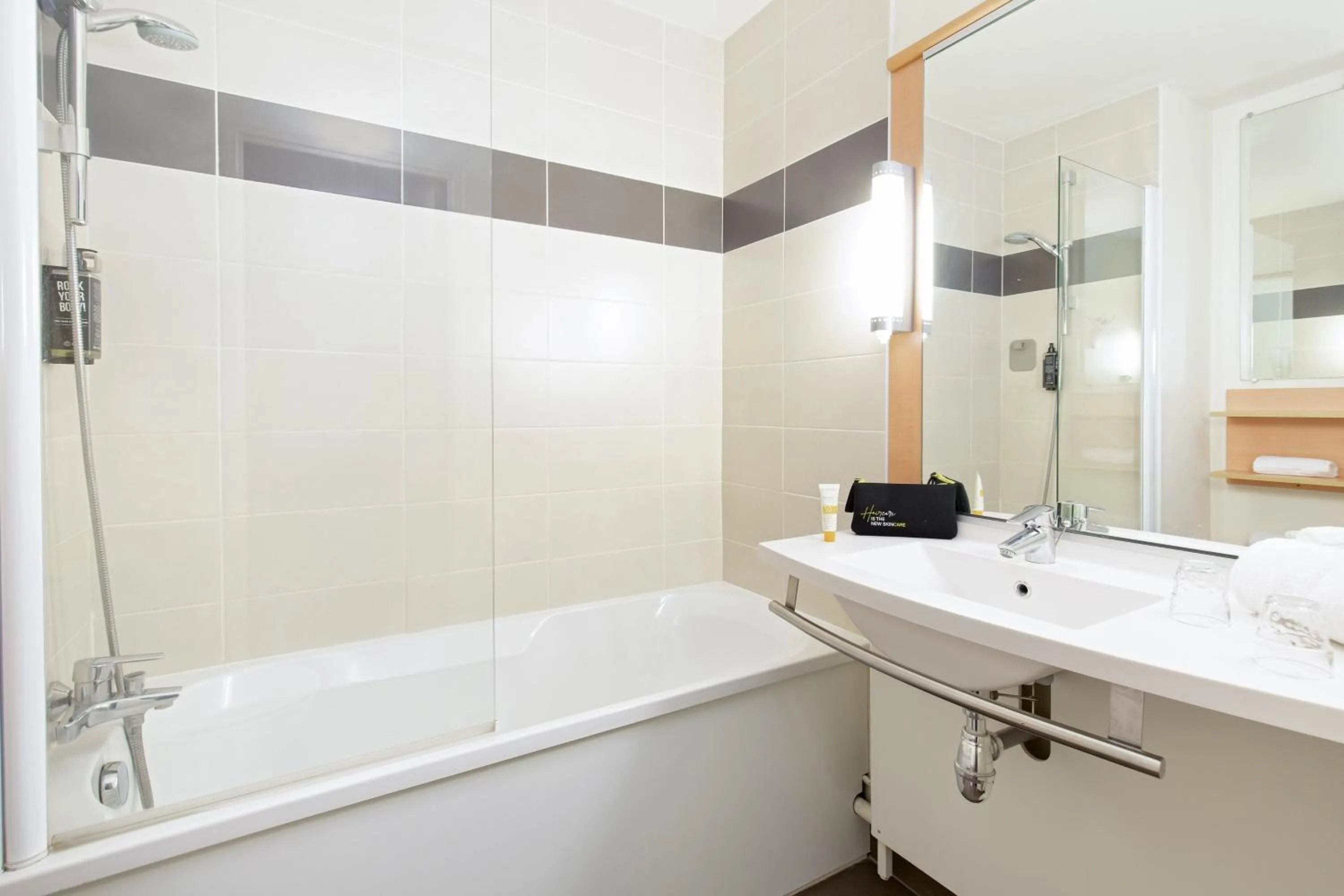 Bathroom in ibis Salon de Provence