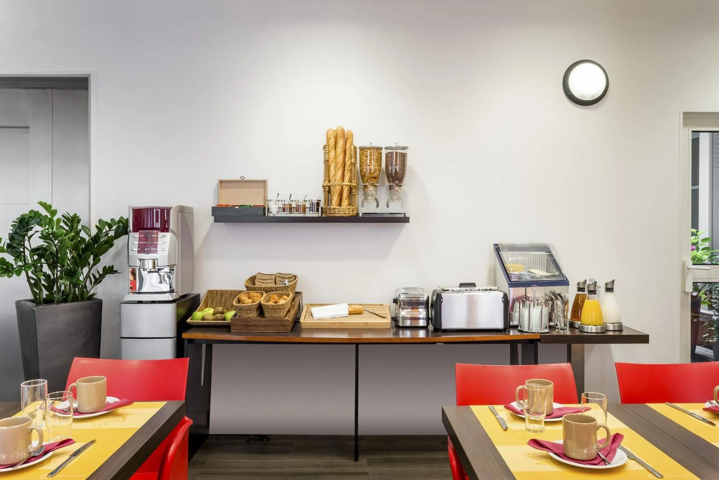 Restaurant/places to eat in Aparthotel Adagio Access Paris Philippe Auguste