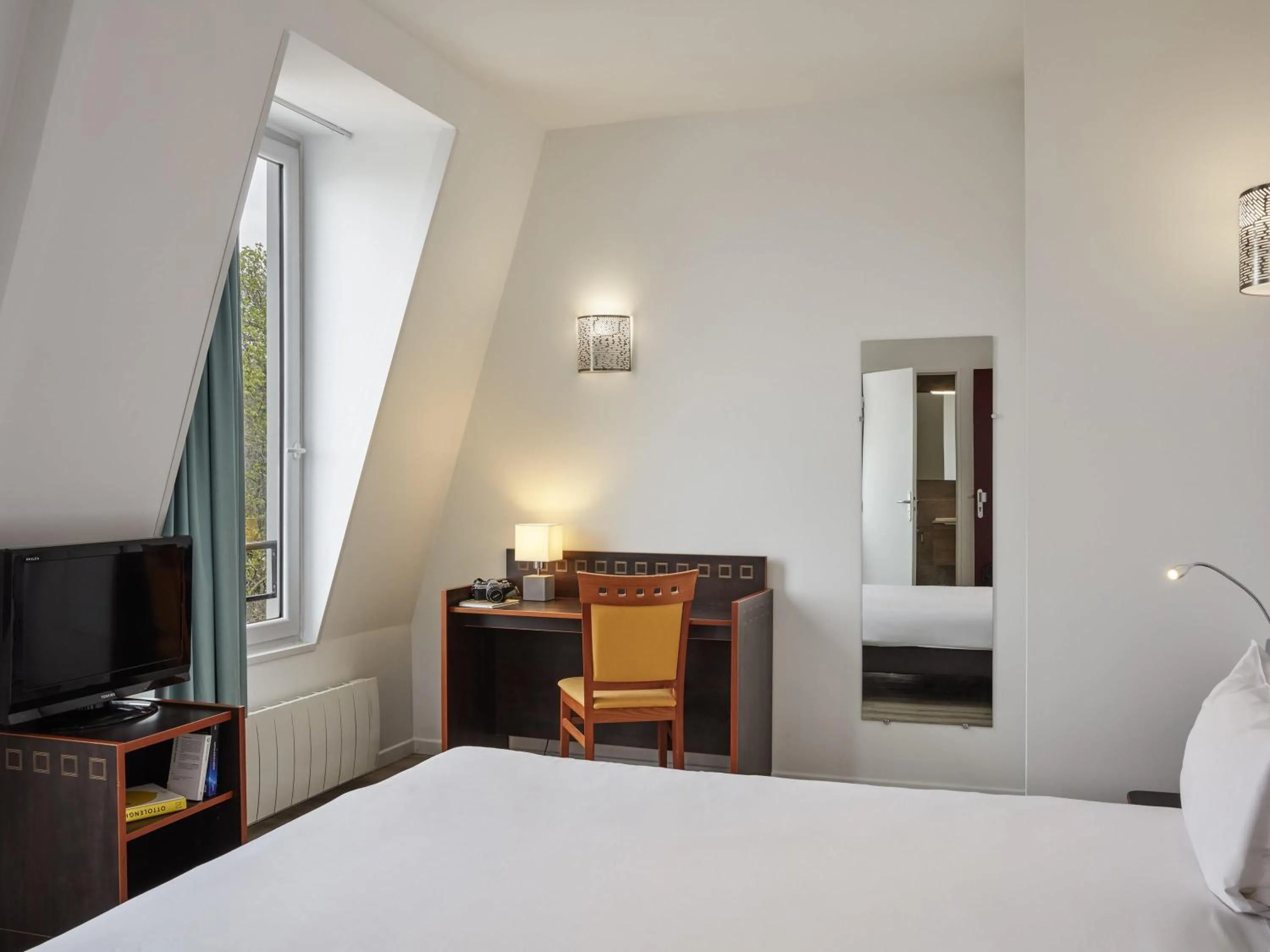 Bedroom, Bed in Aparthotel Adagio Access Paris Philippe Auguste
