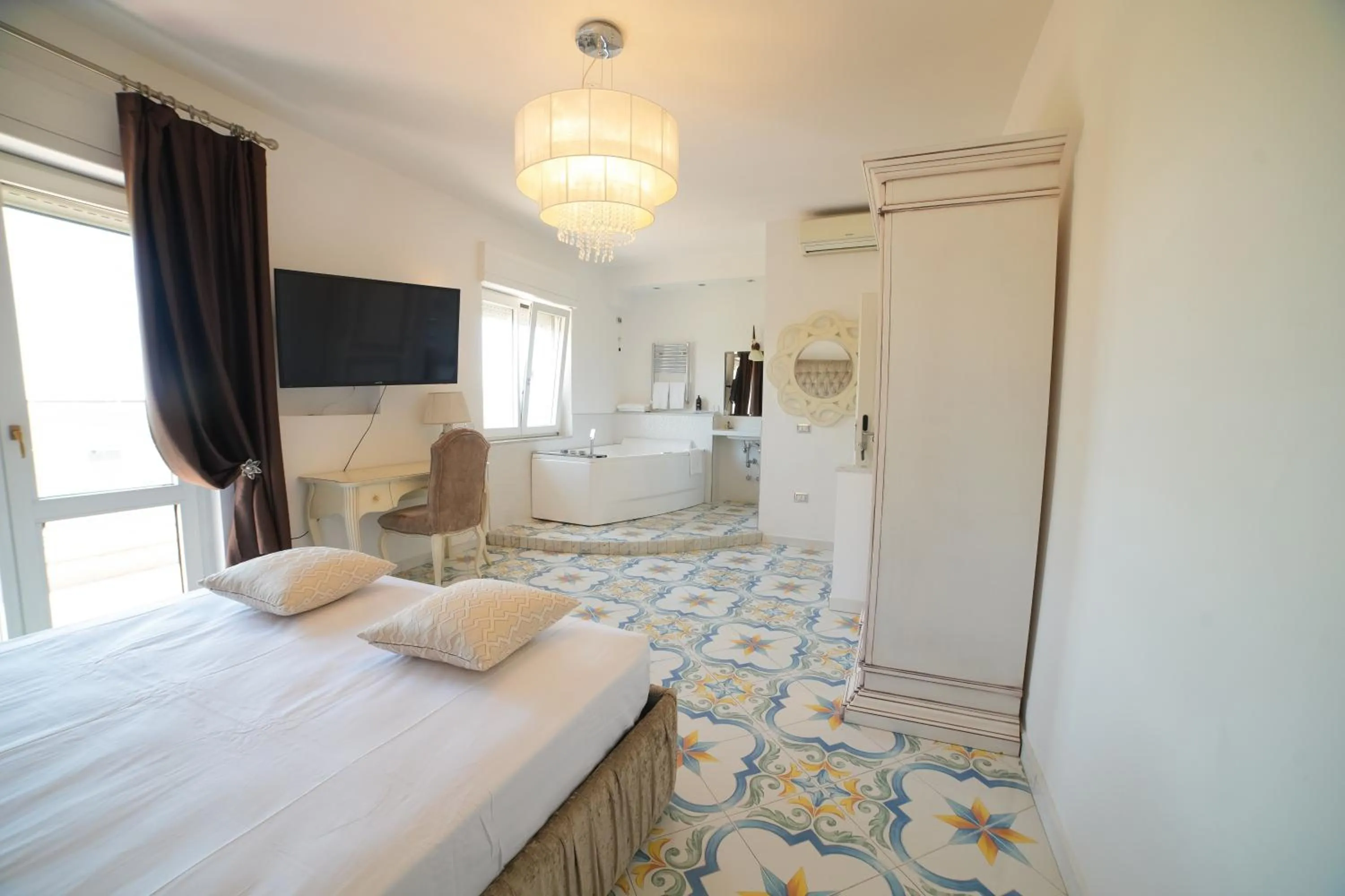 Hot Tub, Bed in Villa Miramare