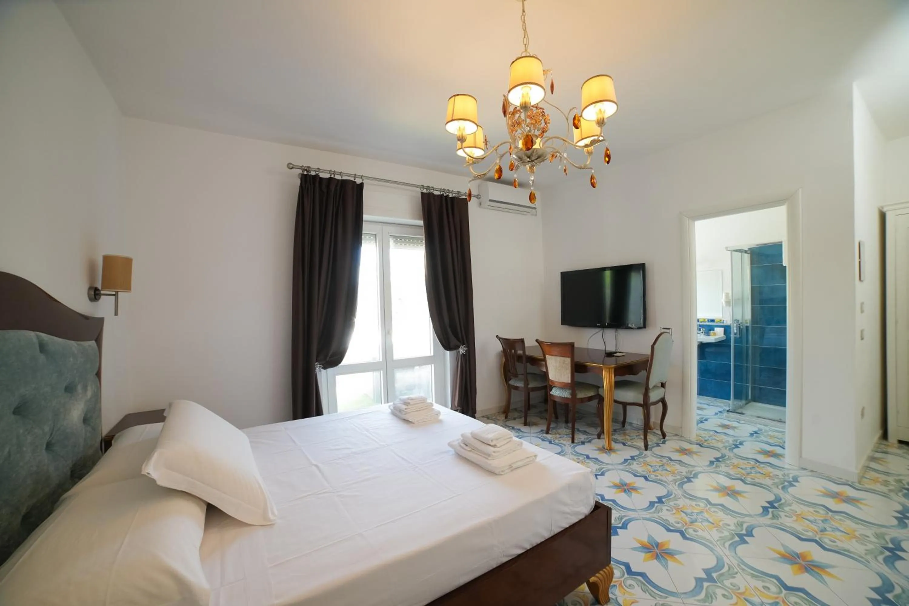 Bedroom, Bed in Villa Miramare