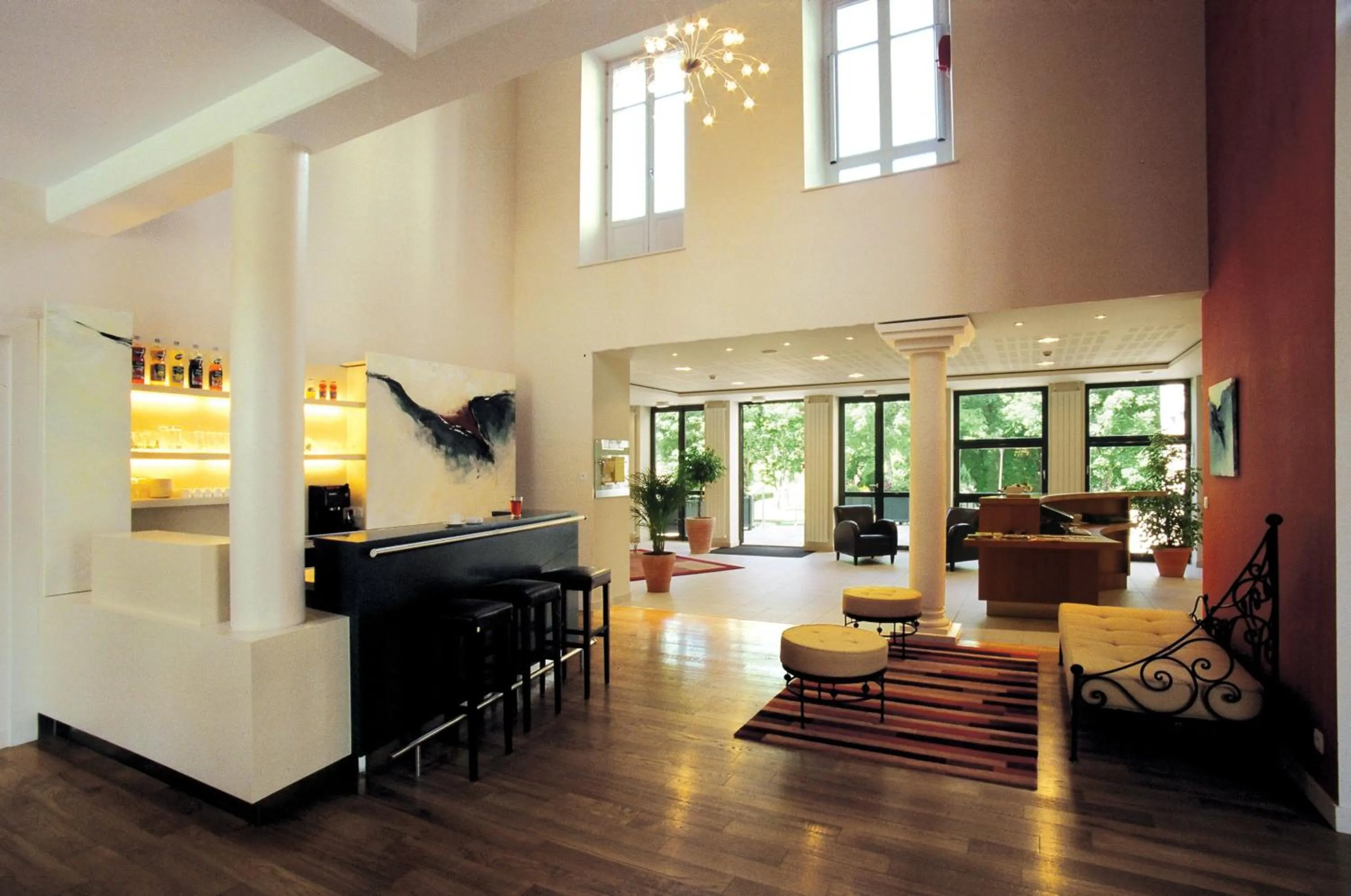 Lounge or bar in HOTEL CERISE - LES SOURCES Luxeuil-les-Bains