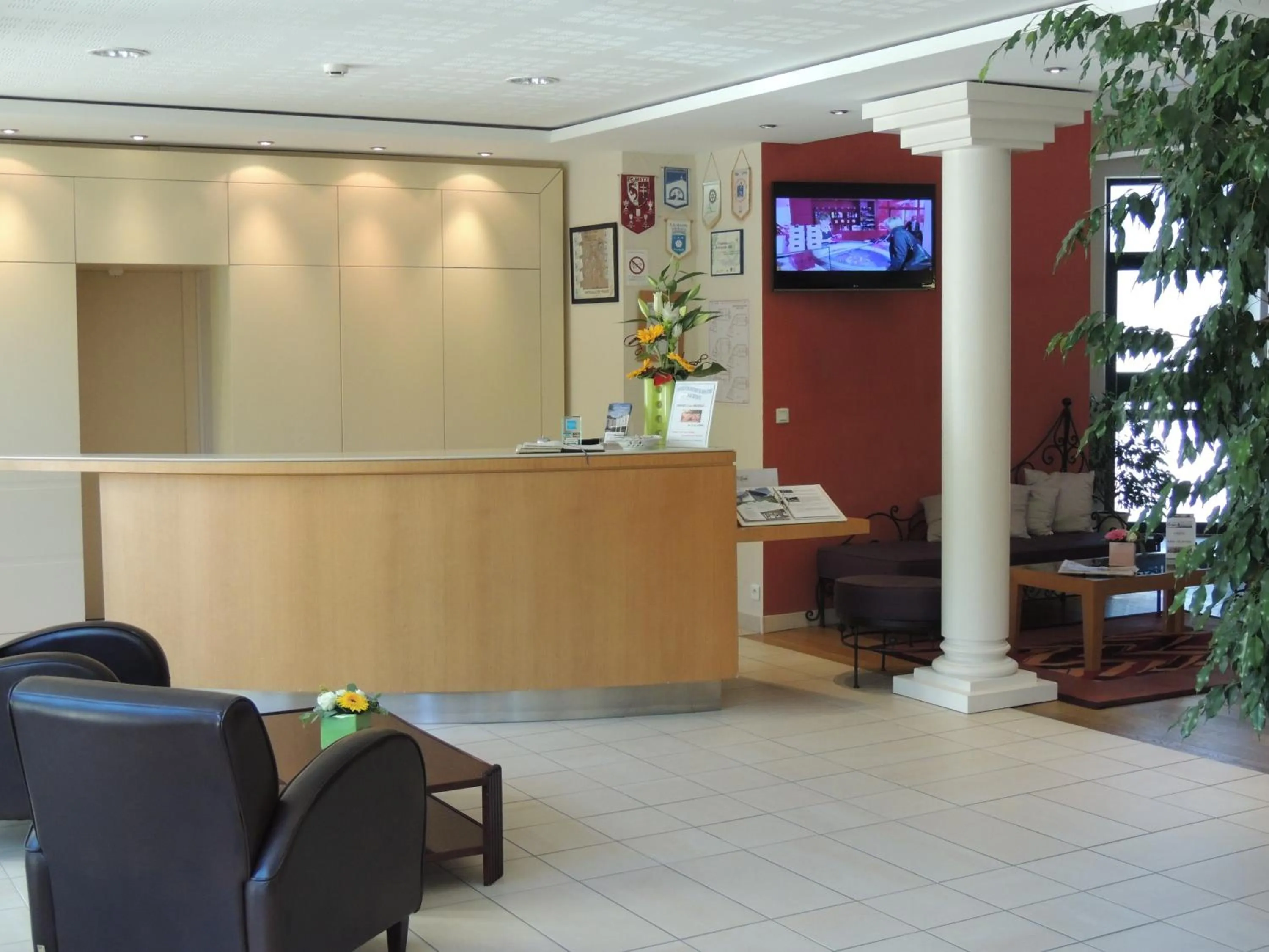 Lobby or reception in HOTEL CERISE - LES SOURCES Luxeuil-les-Bains