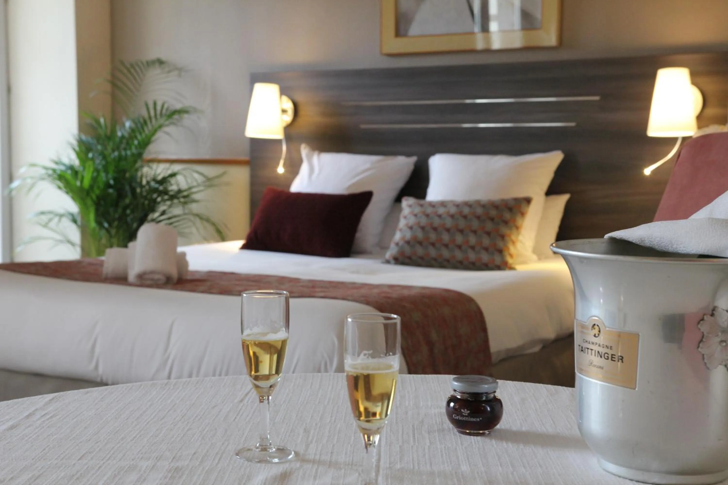 Bathroom, Bed in HOTEL CERISE - LES SOURCES Luxeuil-les-Bains