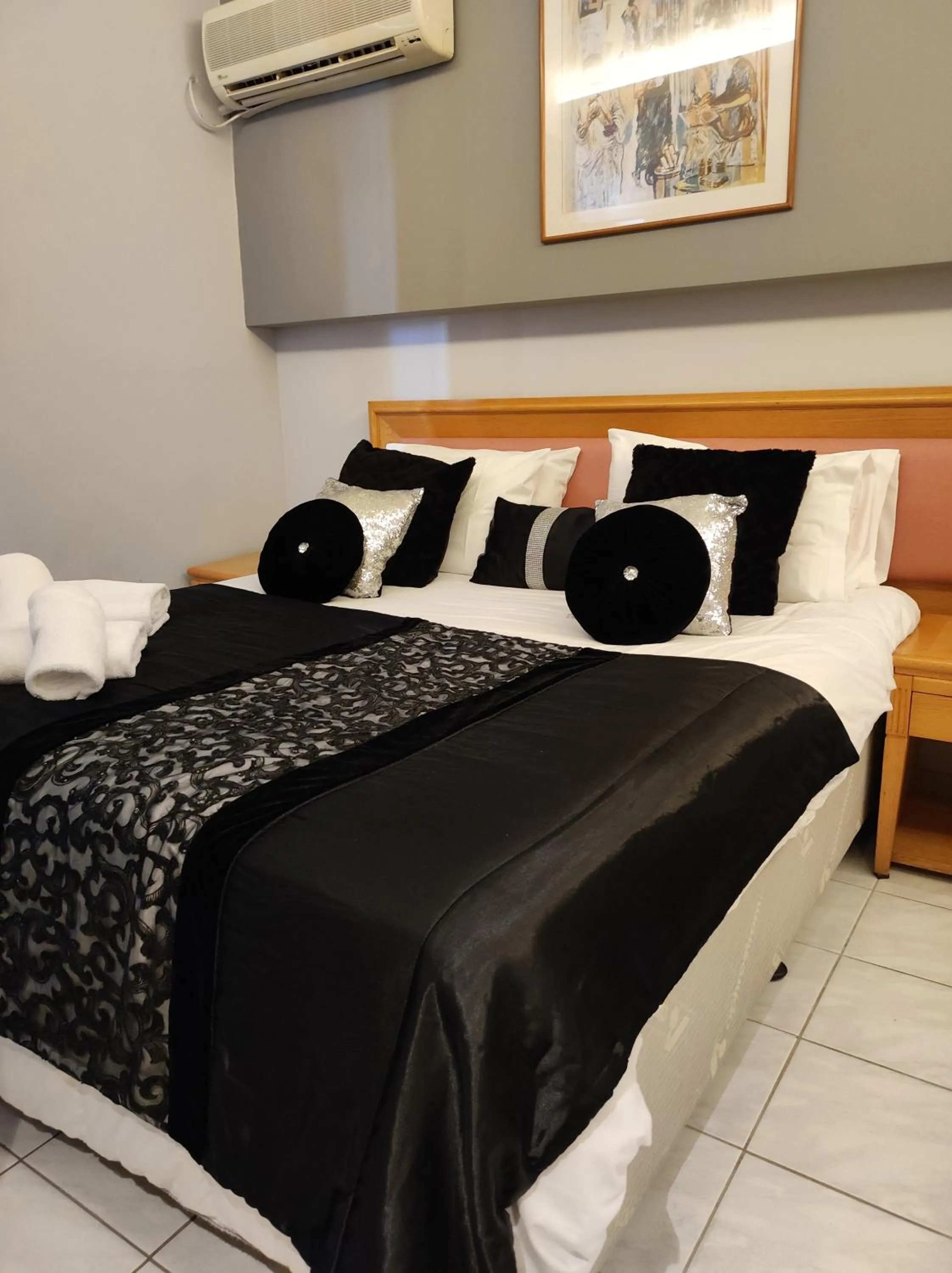 Bed in N E P center Hotel Rodos