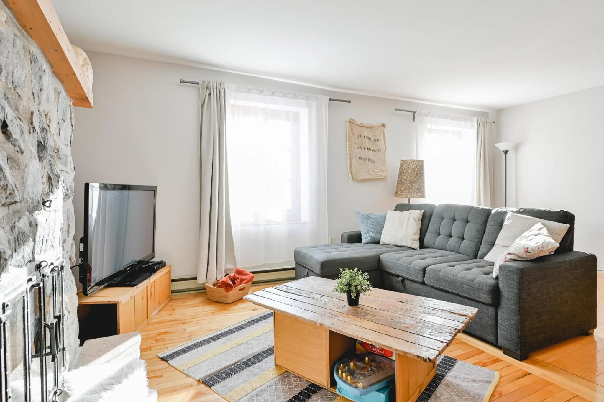 Seating area in L'Auberge du QG