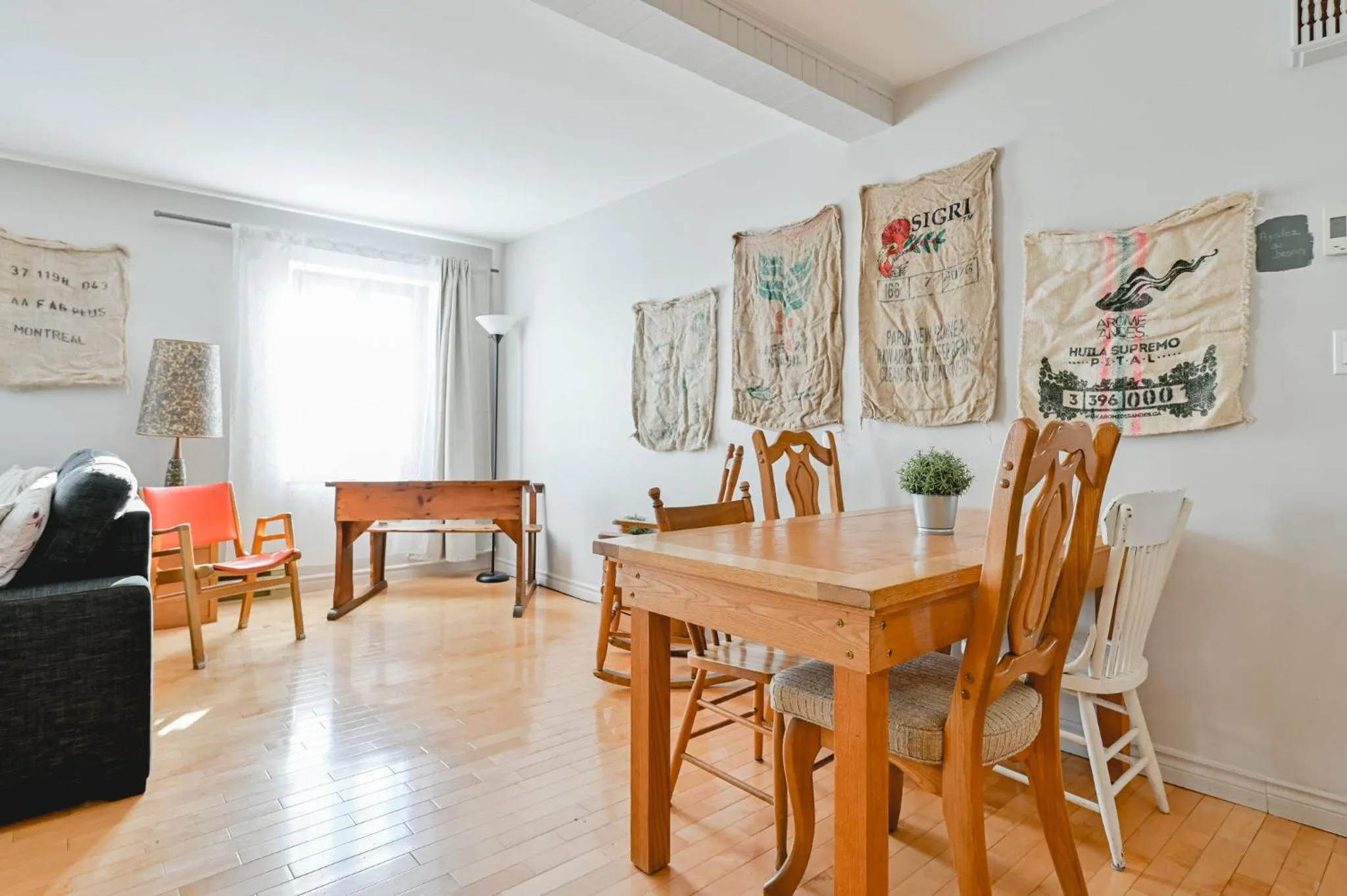 Seating area in L'Auberge du QG