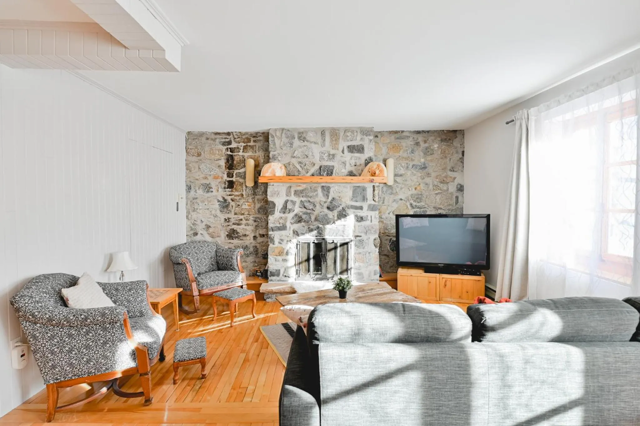 Communal lounge/ TV room in L'Auberge du QG