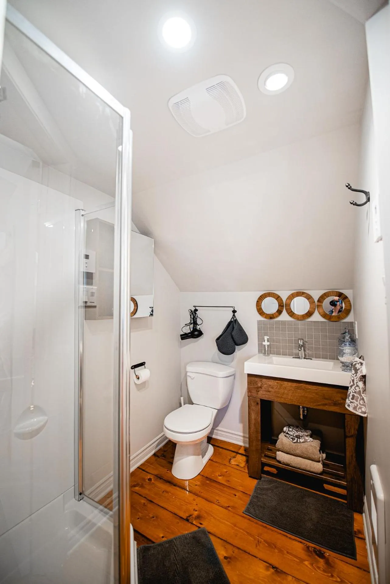 Toilet in L'Auberge du QG