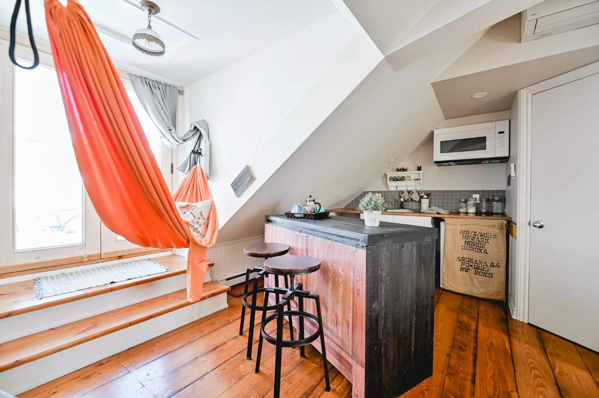 Coffee/tea facilities in L'Auberge du QG