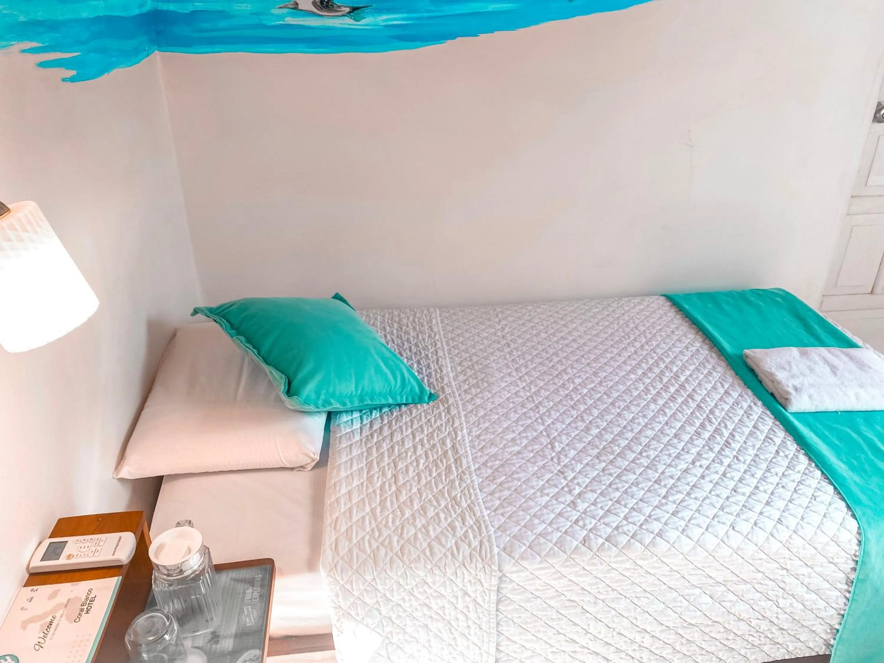 Bed in Hotel Coral Blanco with high speed internet Starlink and Galapagos Tour Operator
