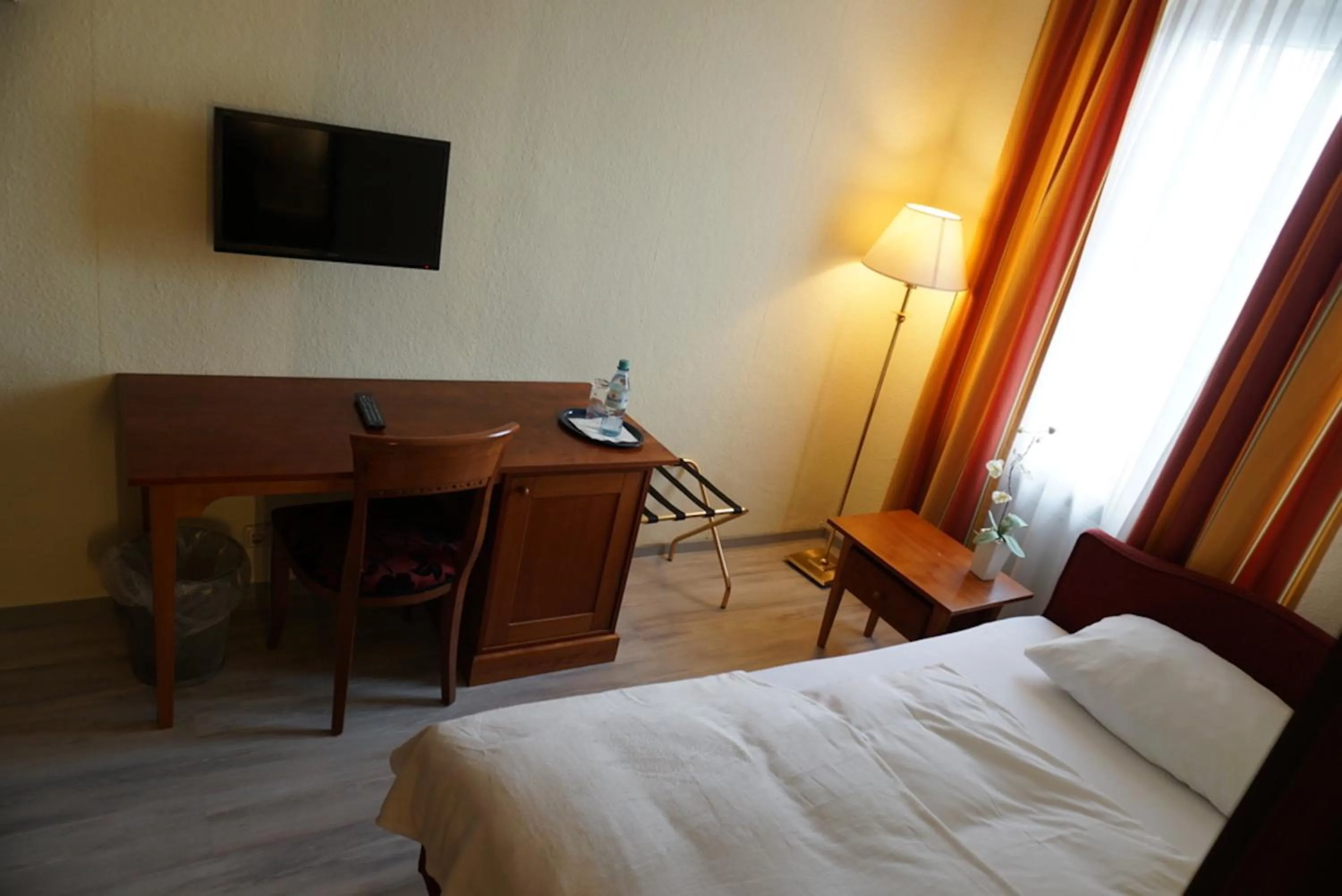 Bed, TV/Entertainment Center in Hotel-Events Adlerpalast