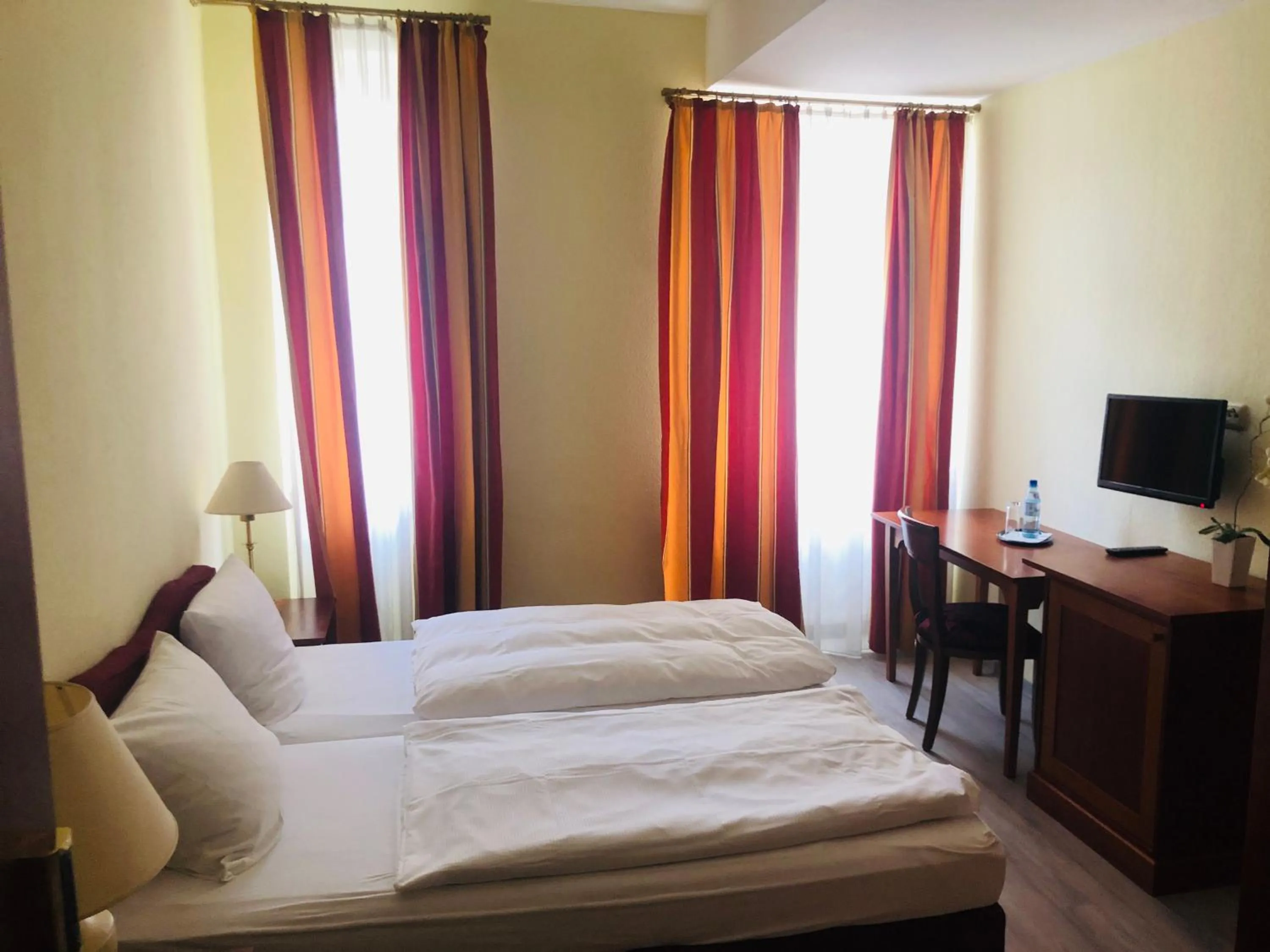 Communal lounge/ TV room, TV/Entertainment Center in Hotel-Events Adlerpalast