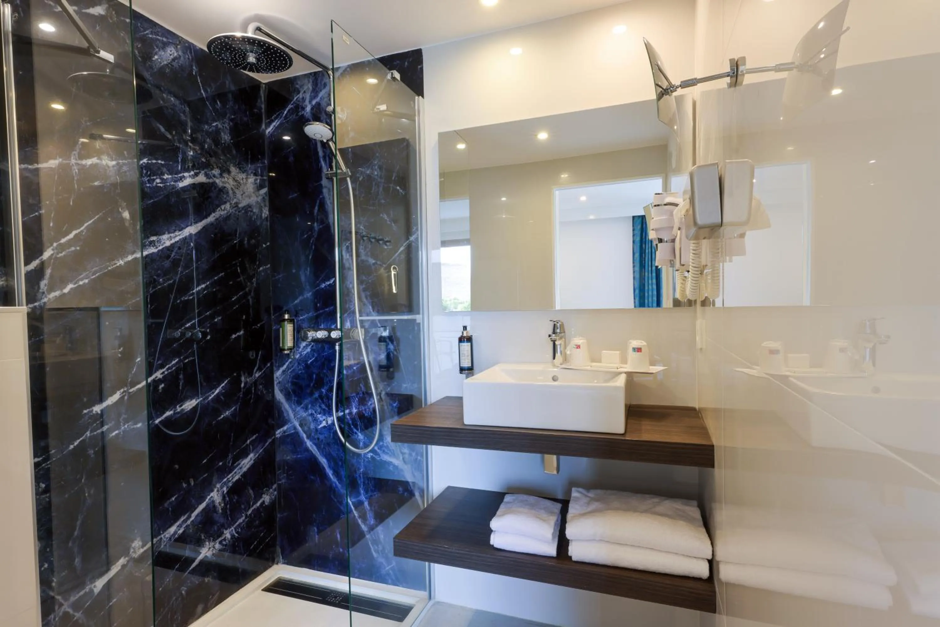 Shower in Hotel Saint Christophe