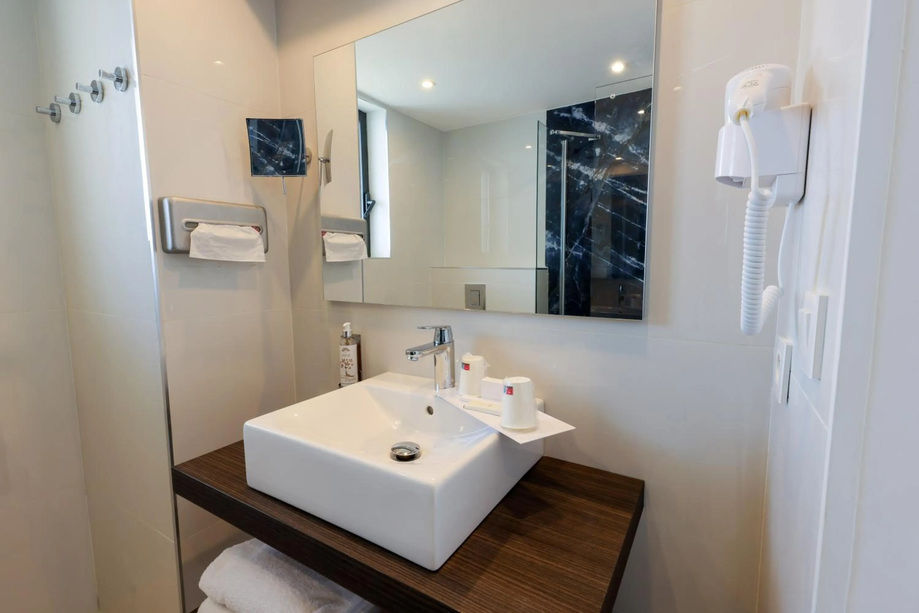 Shower in Hotel Saint Christophe