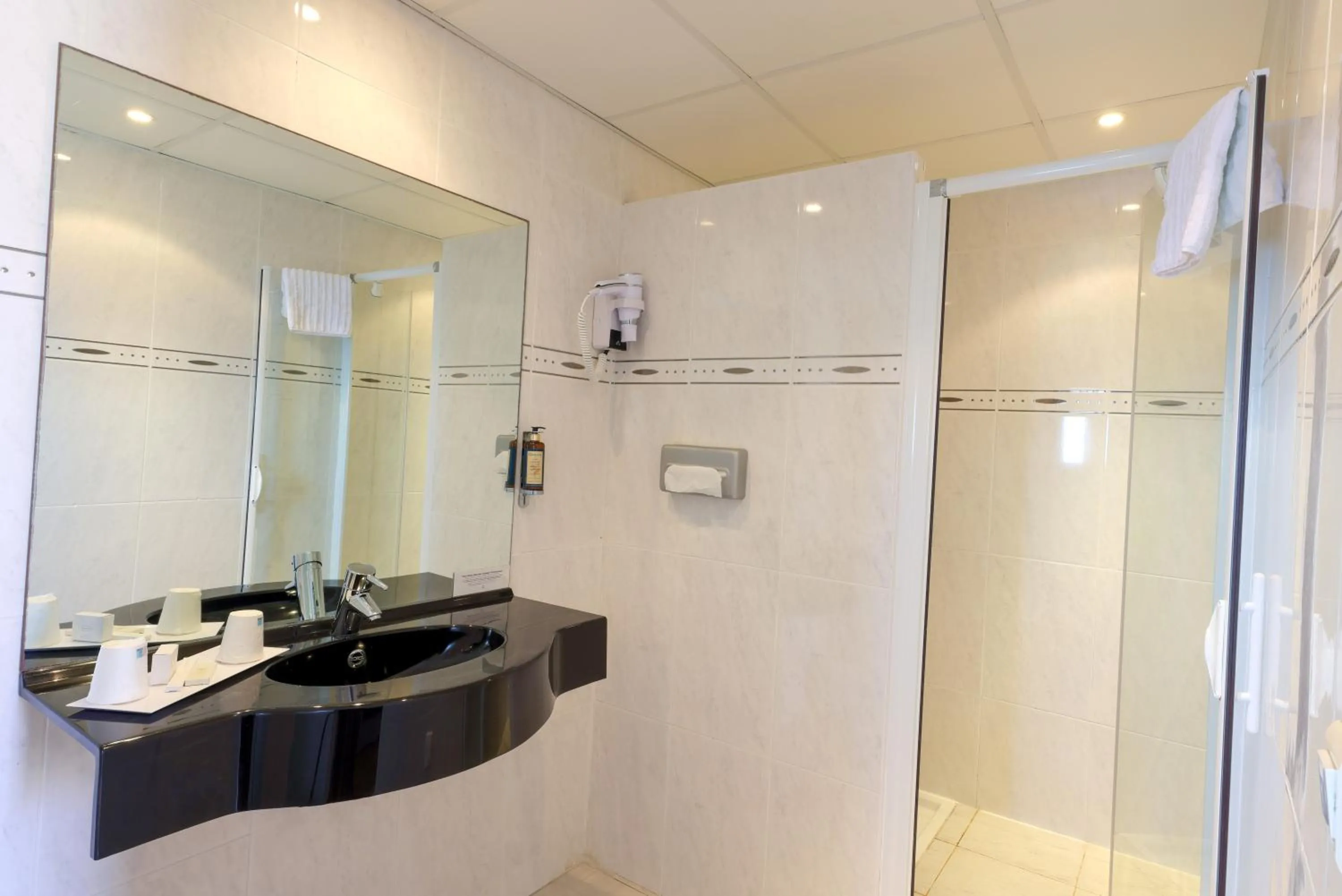 Shower in Hotel Saint Christophe