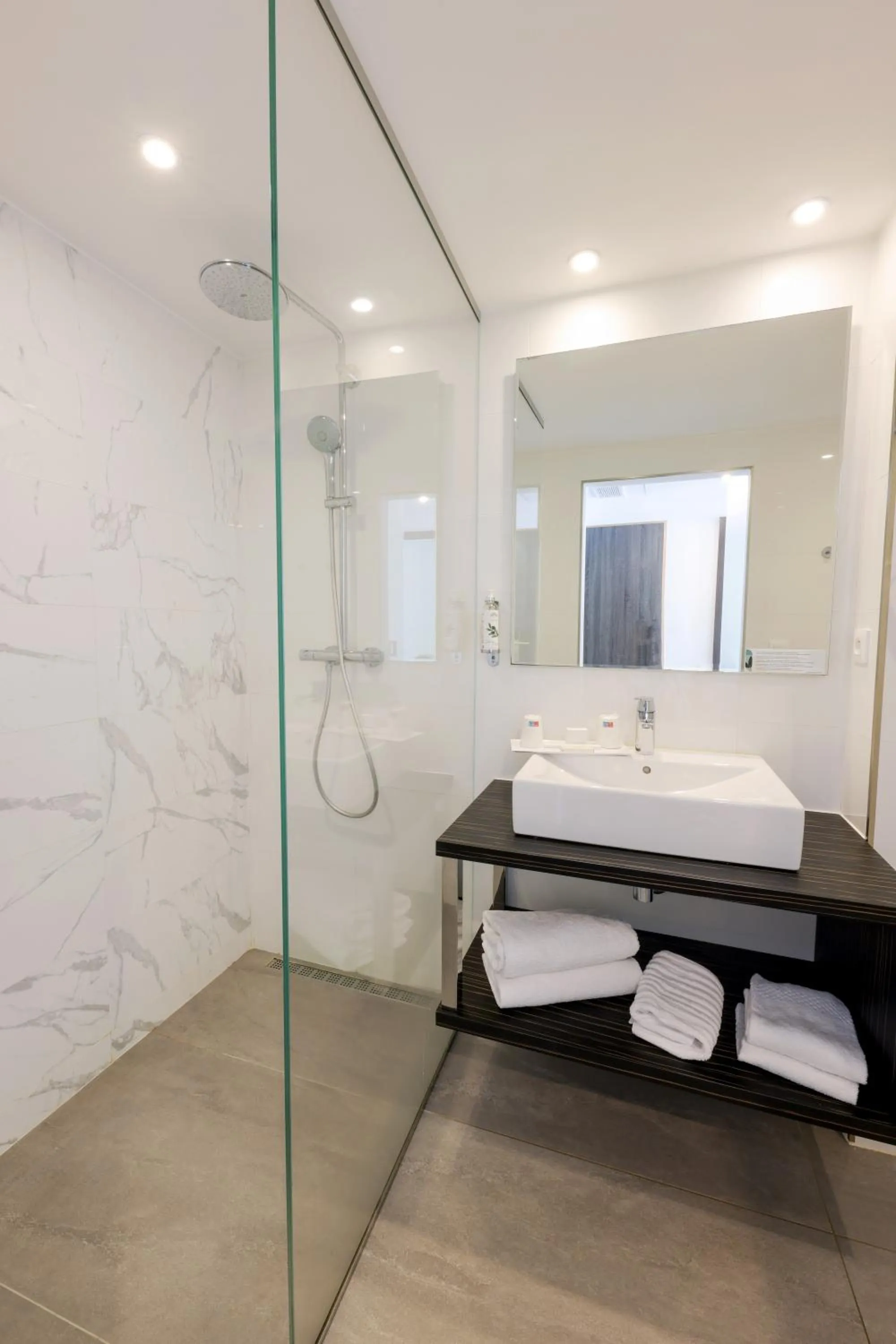 Shower in Hotel Saint Christophe