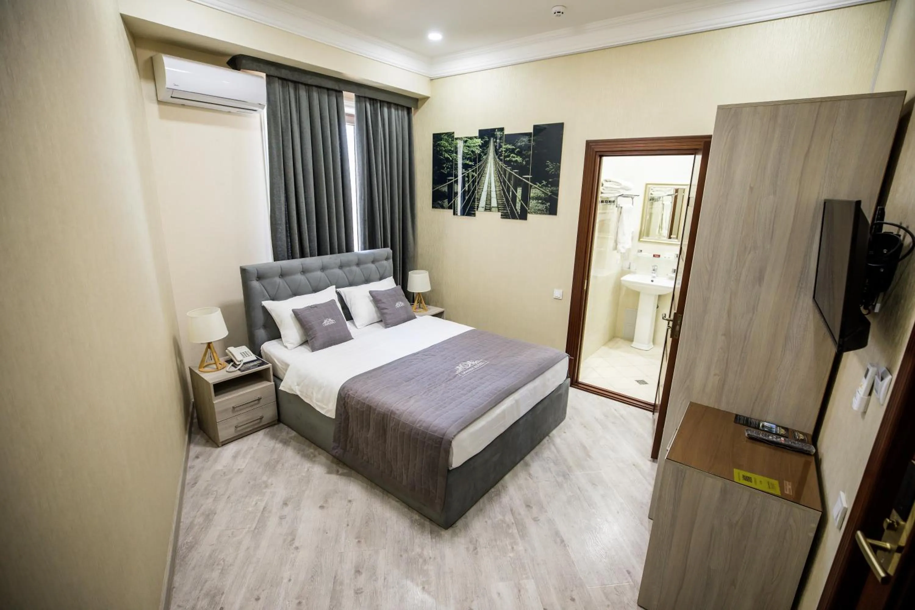 Photo of the whole room, Bed in Leader Hotel