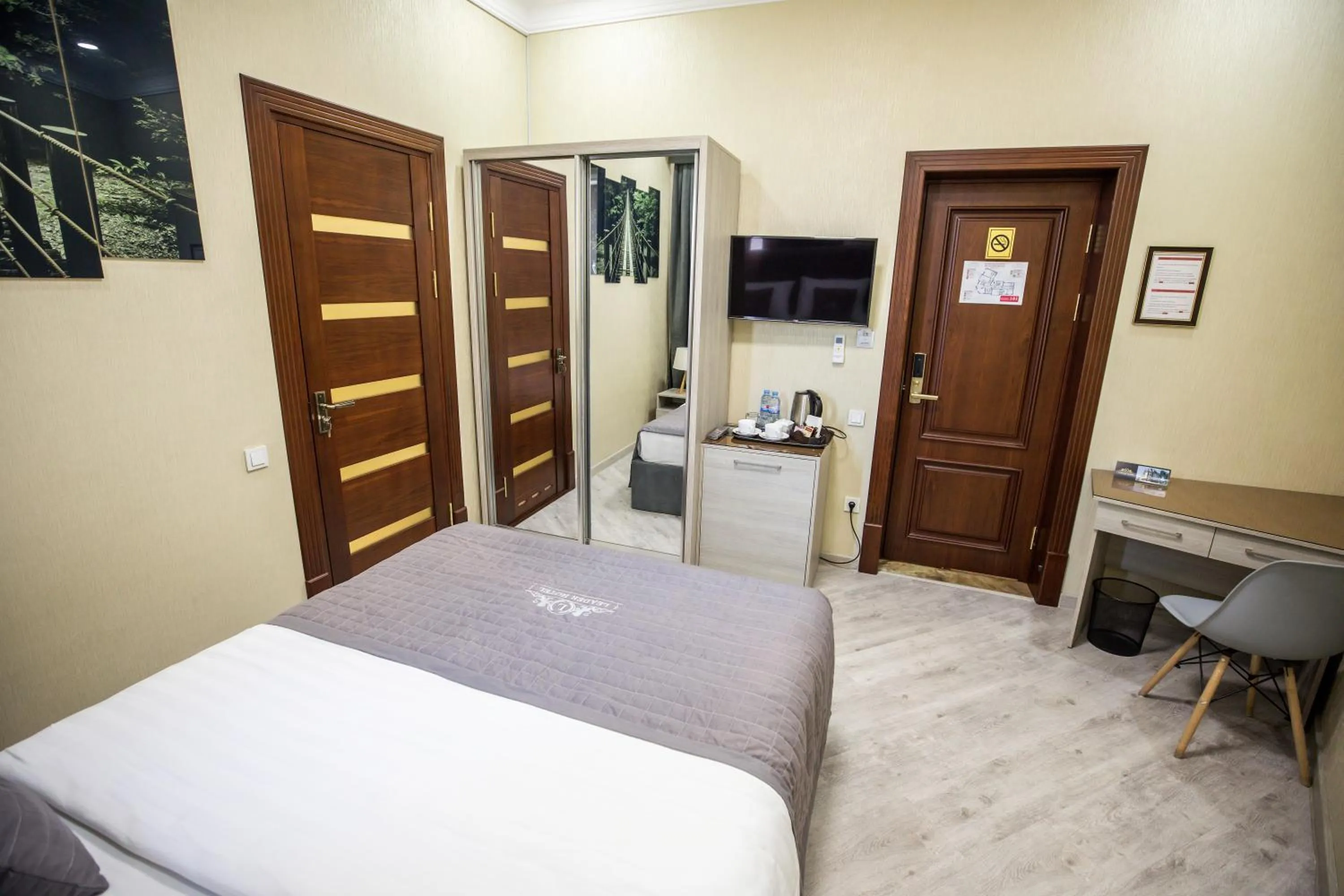 Photo of the whole room, Bed in Leader Hotel