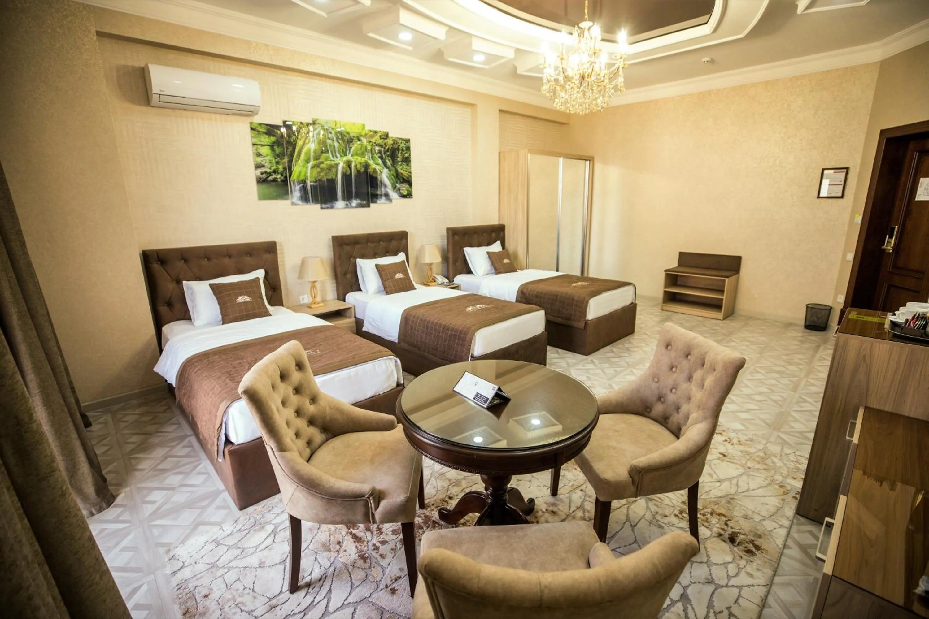 Photo of the whole room, Bed in Leader Hotel