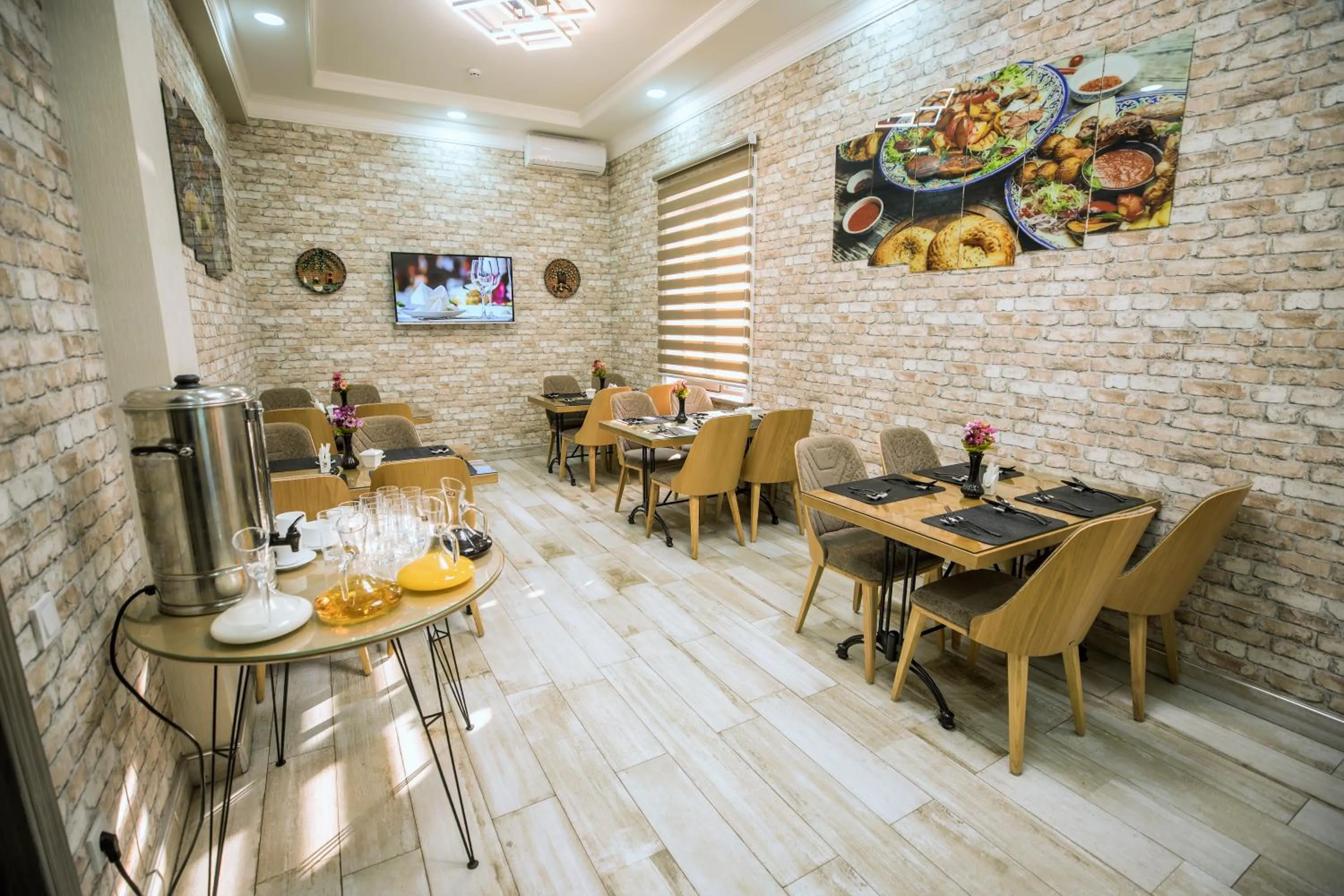 Restaurant/places to eat in Leader Hotel