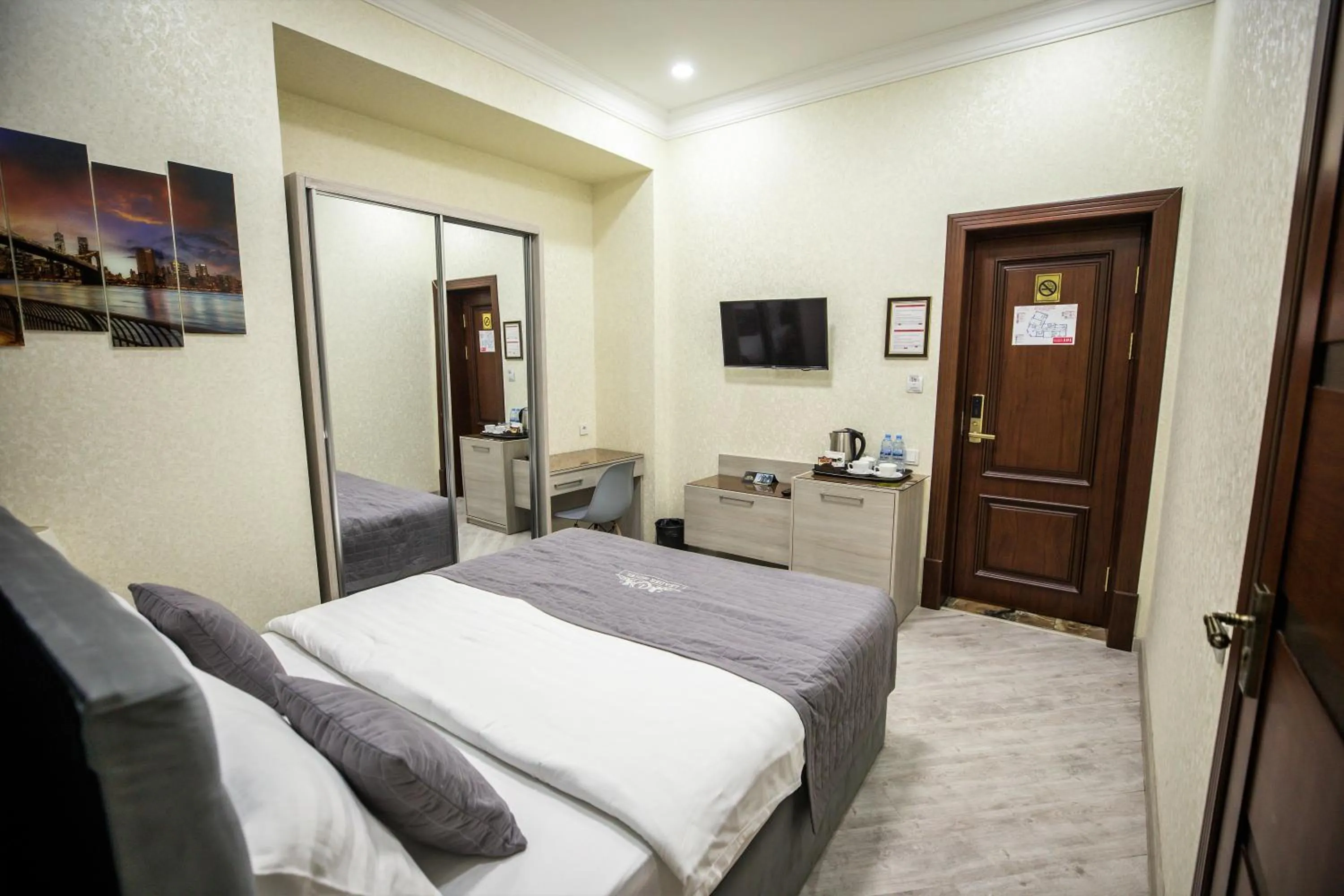 Photo of the whole room, Bed in Leader Hotel