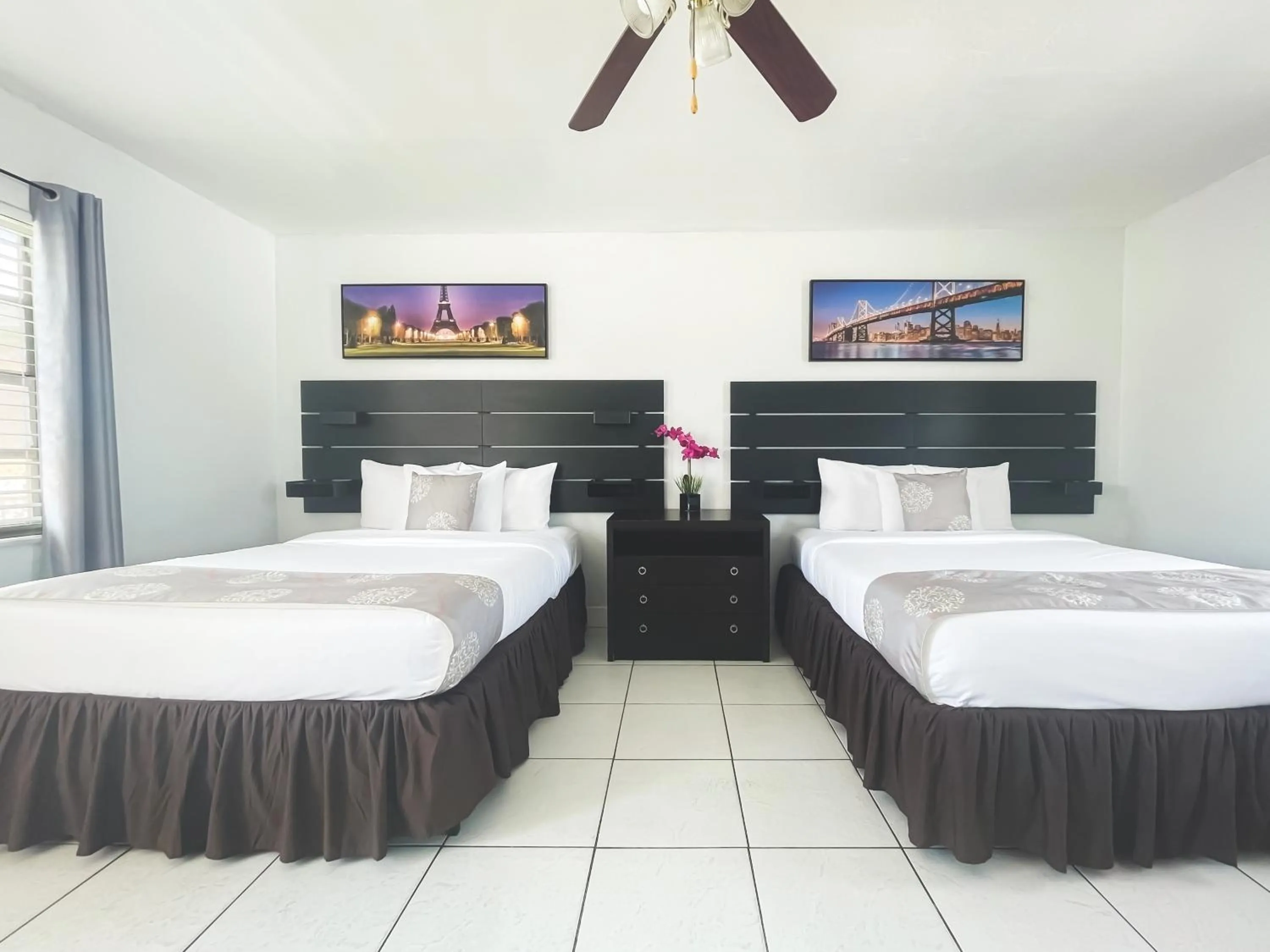 Bedroom, Bed in The Blue Wave