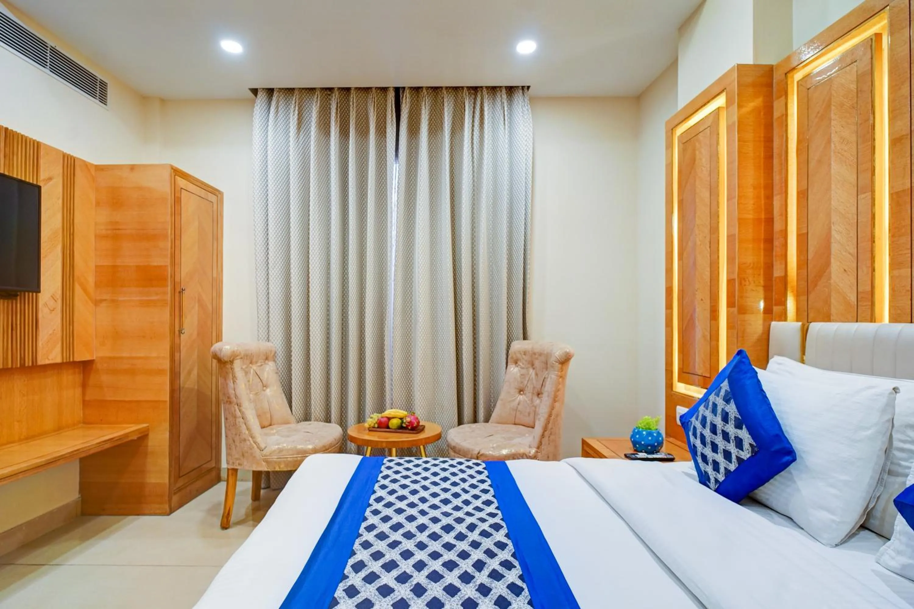 Photo of the whole room, Bed in Hotel Gold Palace - 03 Mins Walk From New Delhi Railway Station