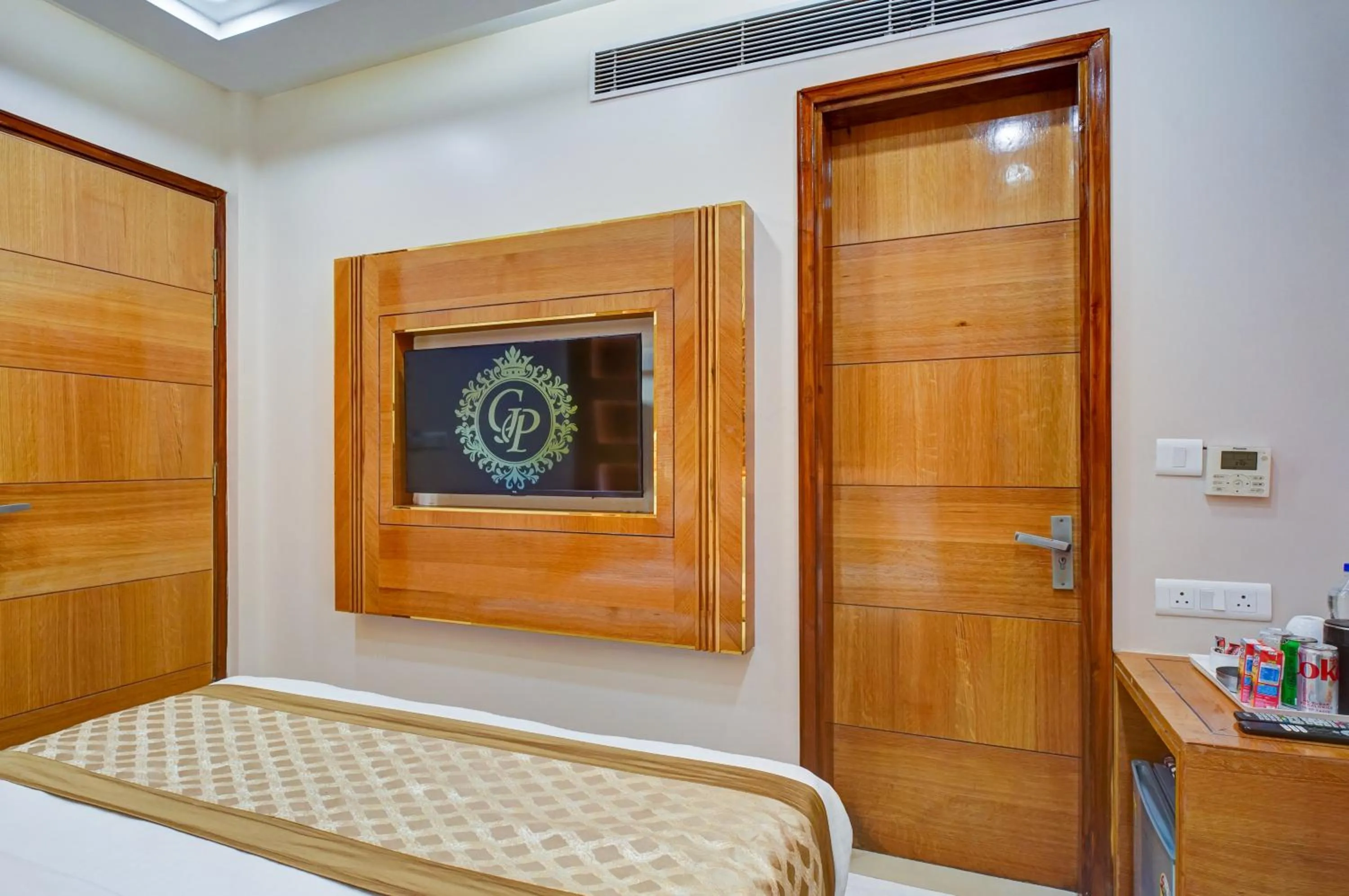 Bedroom, Bed in Hotel Gold Palace - 03 Mins Walk From New Delhi Railway Station