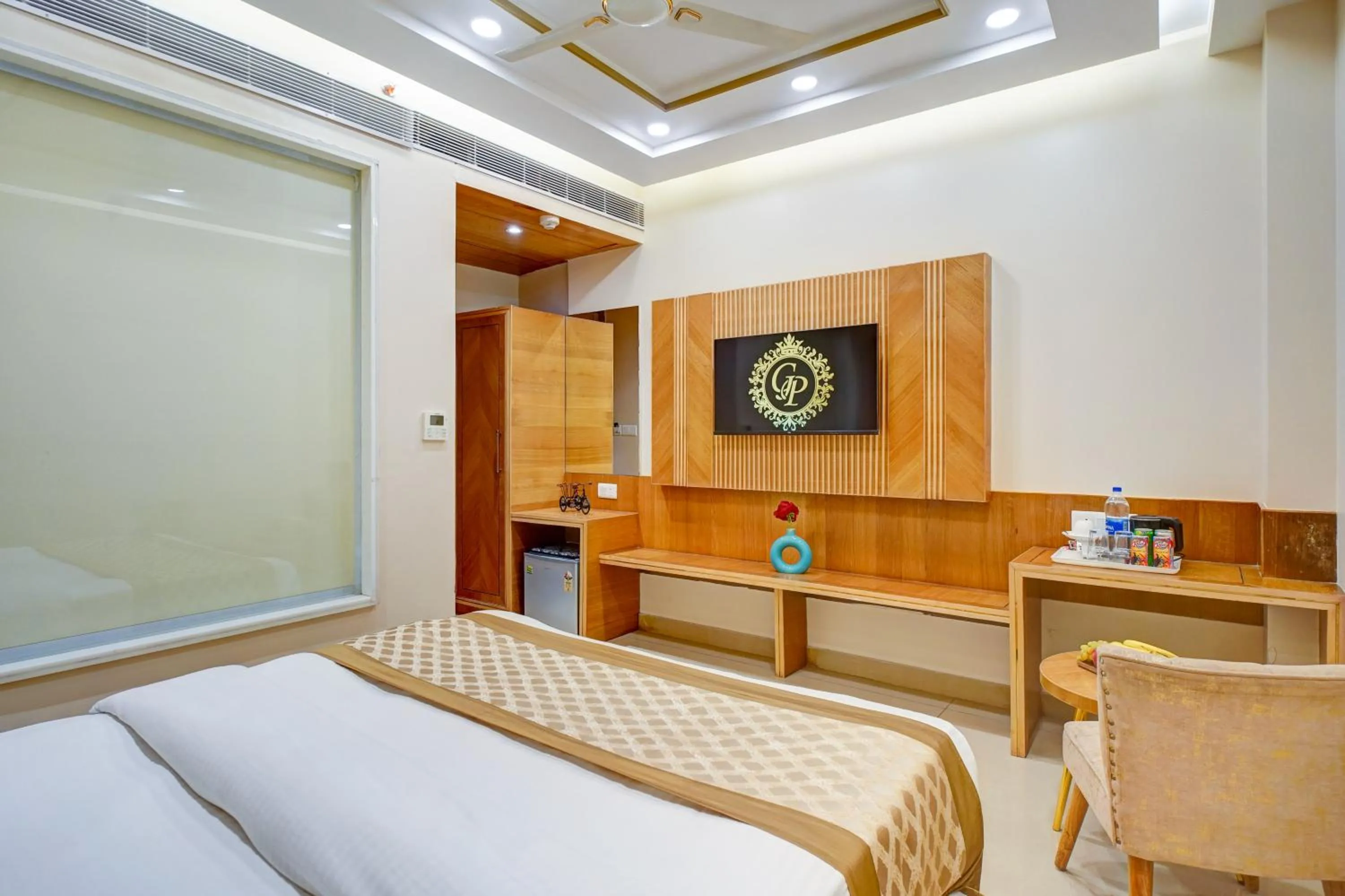 Bed in Hotel Gold Palace - 03 Mins Walk From New Delhi Railway Station