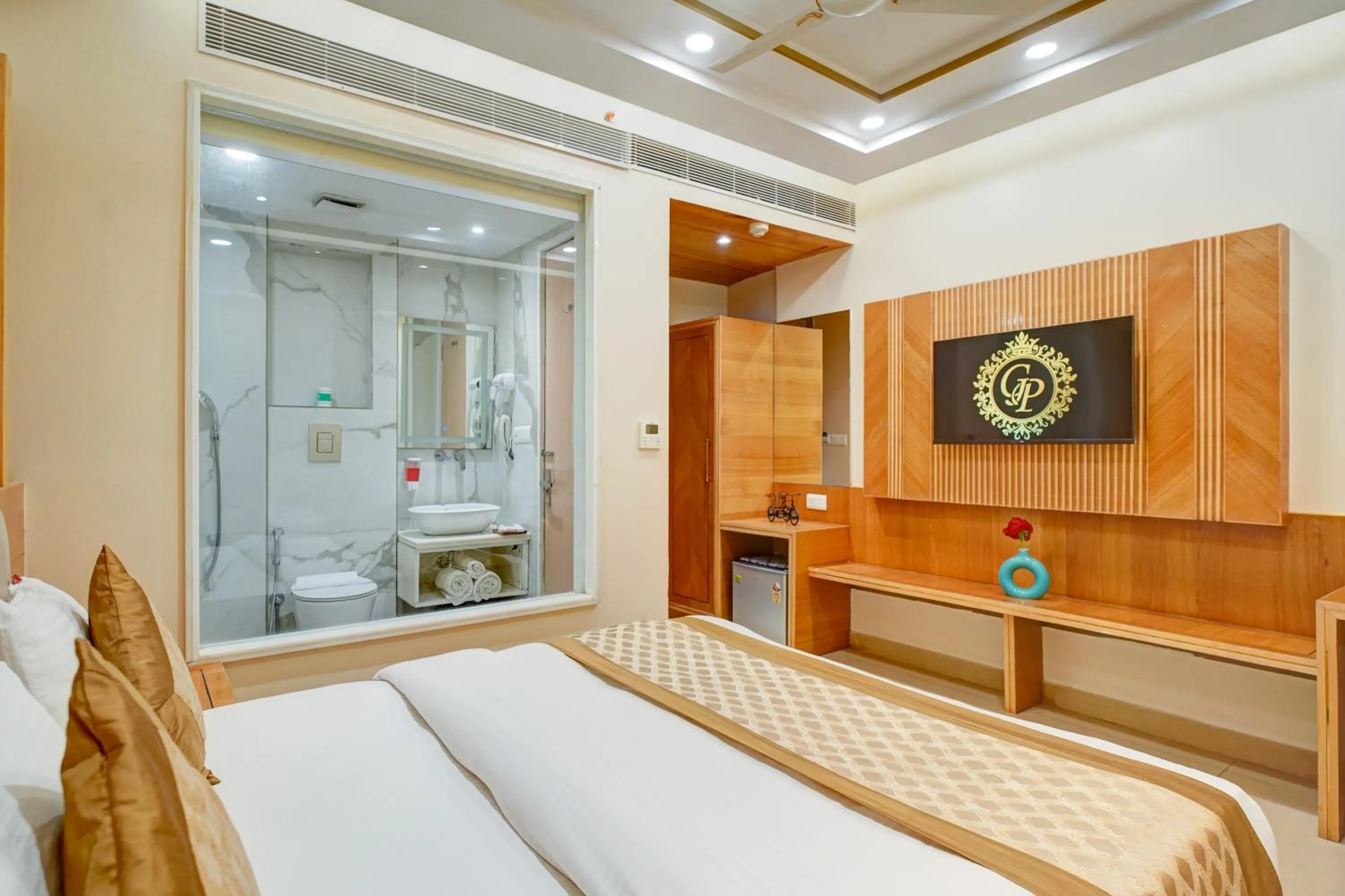 Photo of the whole room, Bed in Hotel Gold Palace - 03 Mins Walk From New Delhi Railway Station