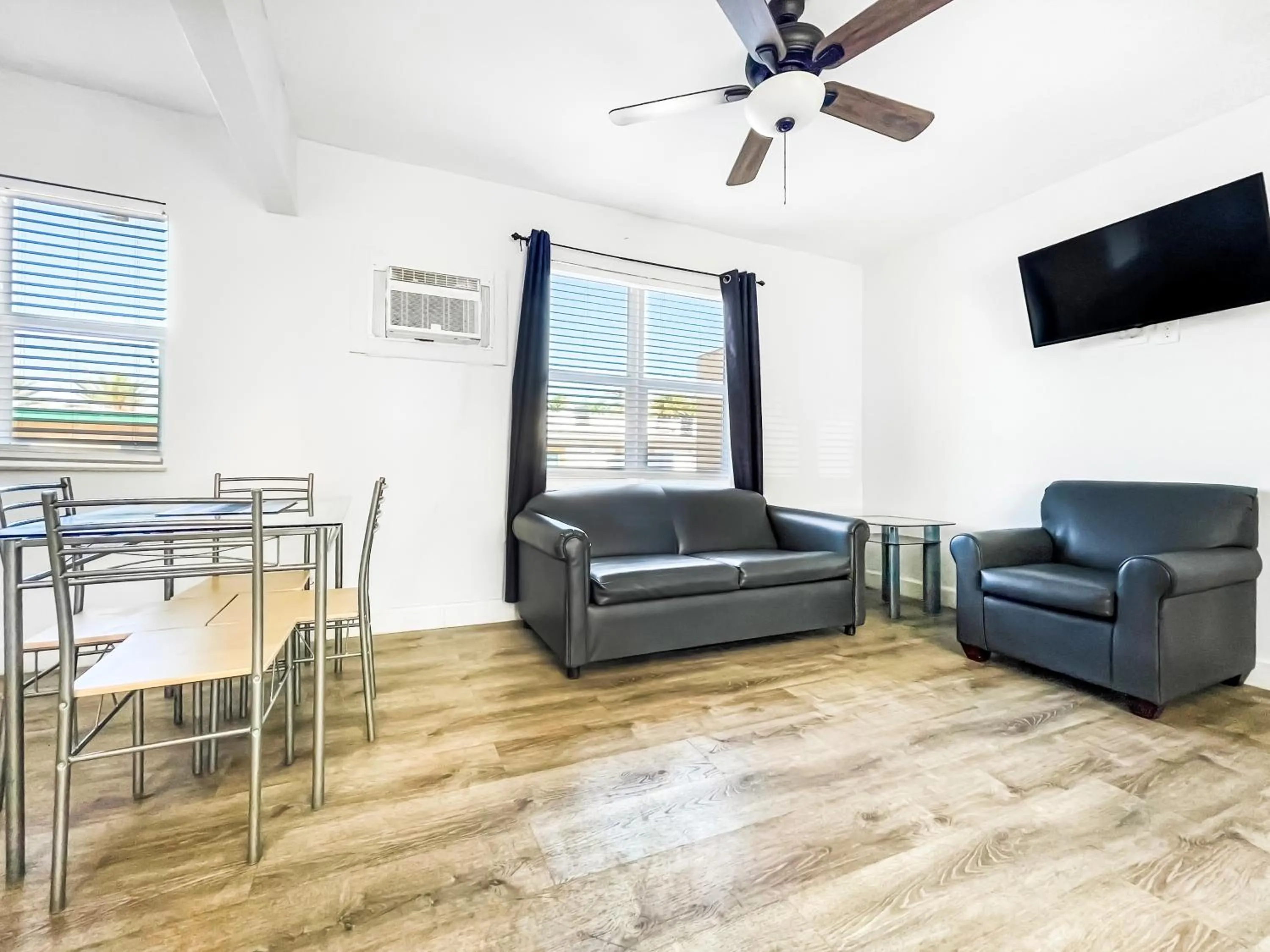 Dining area in Hollywood Beach Seaside