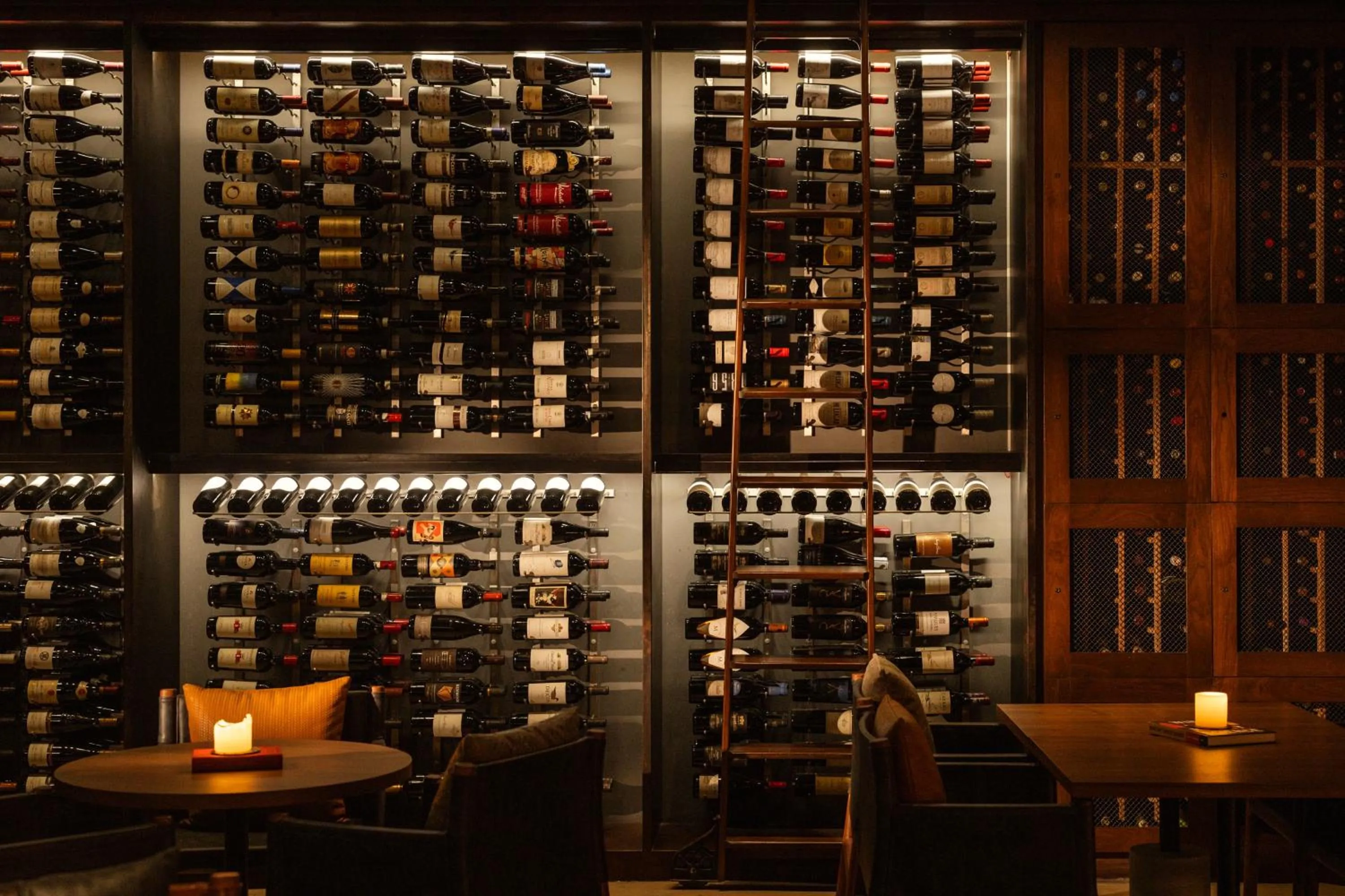 Lounge or bar in Rosewood Abu Dhabi