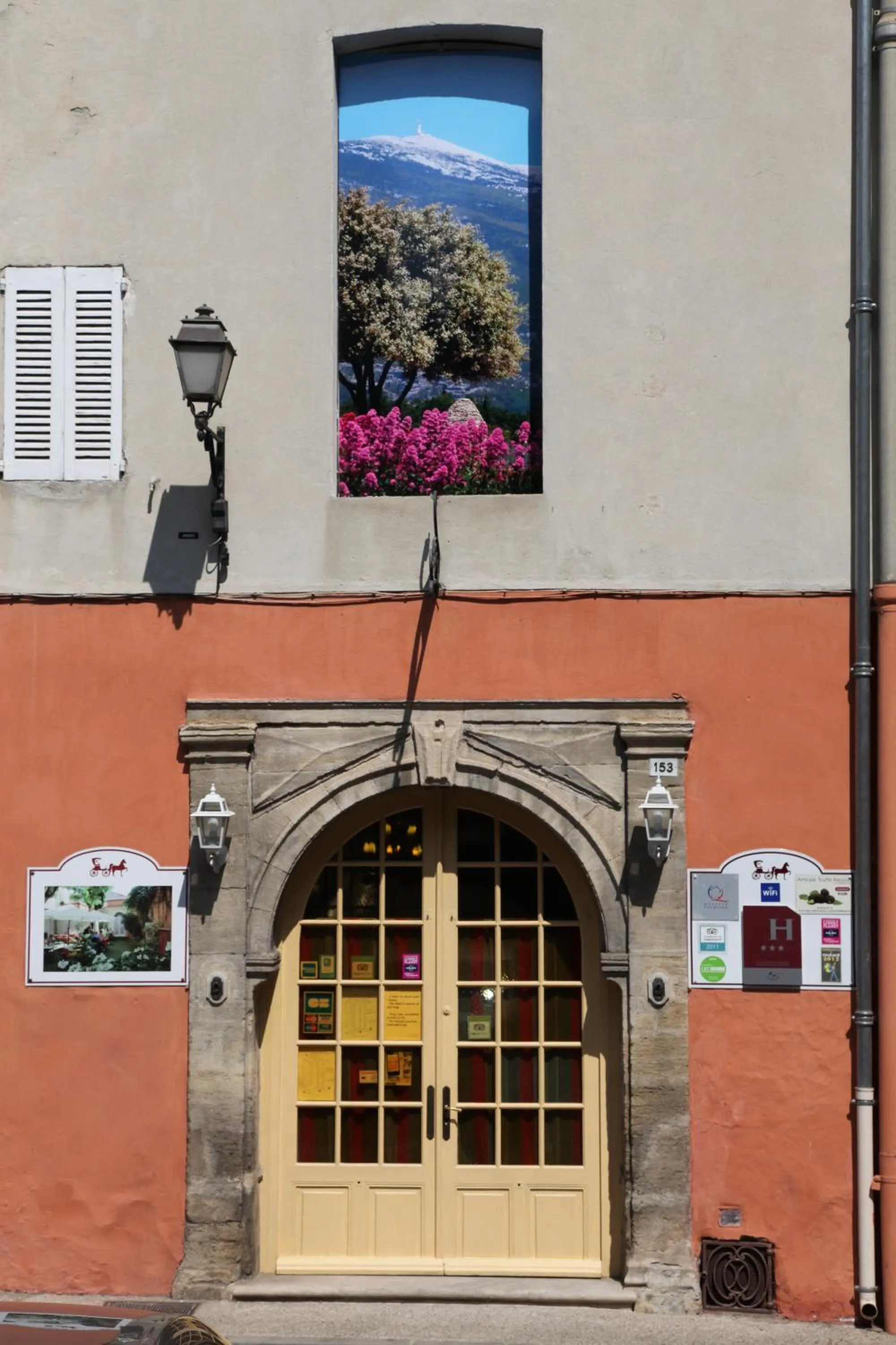Facade/entrance in Hôtel du Fiacre