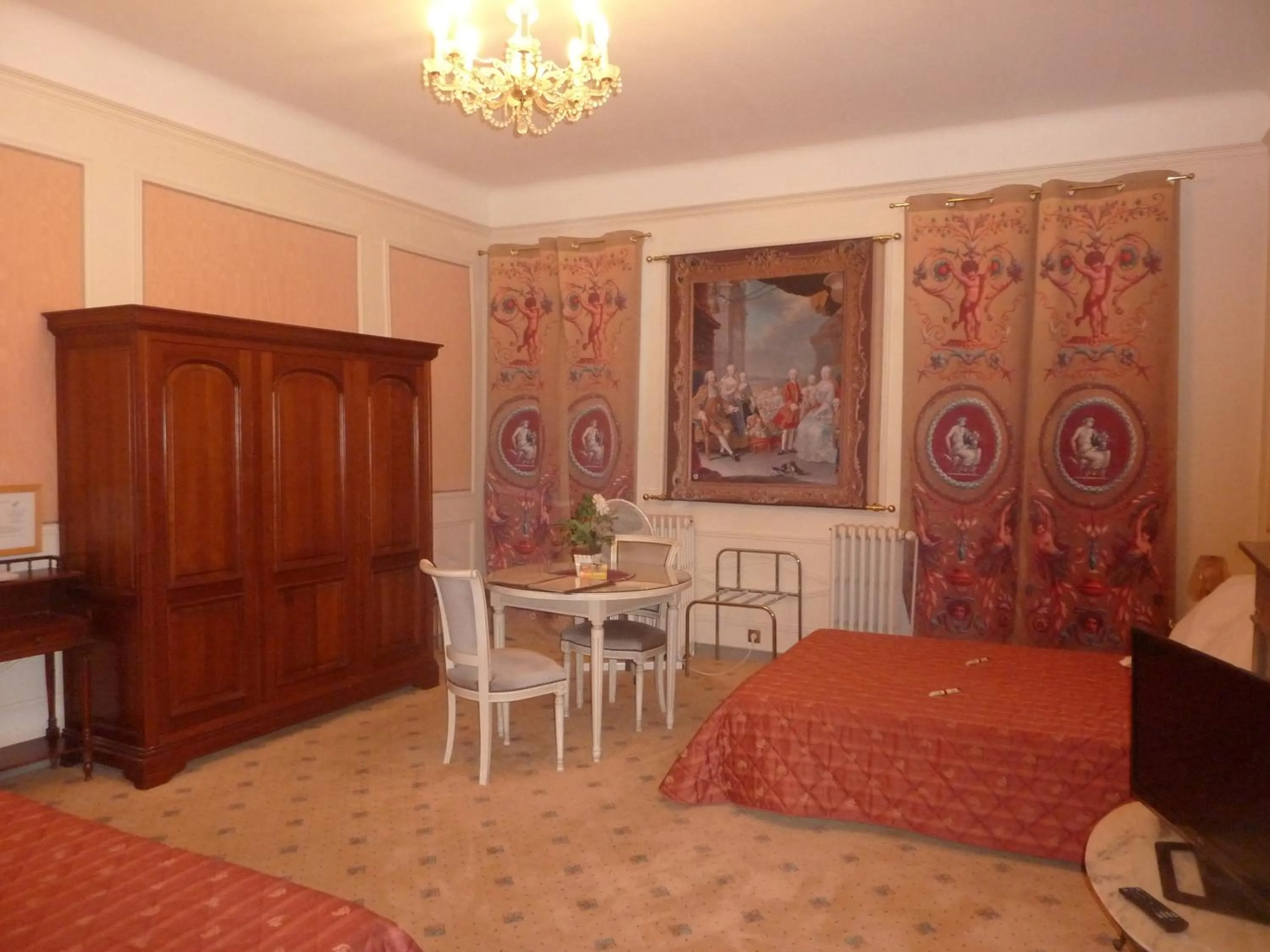 Photo of the whole room, Bed in Hôtel du Fiacre