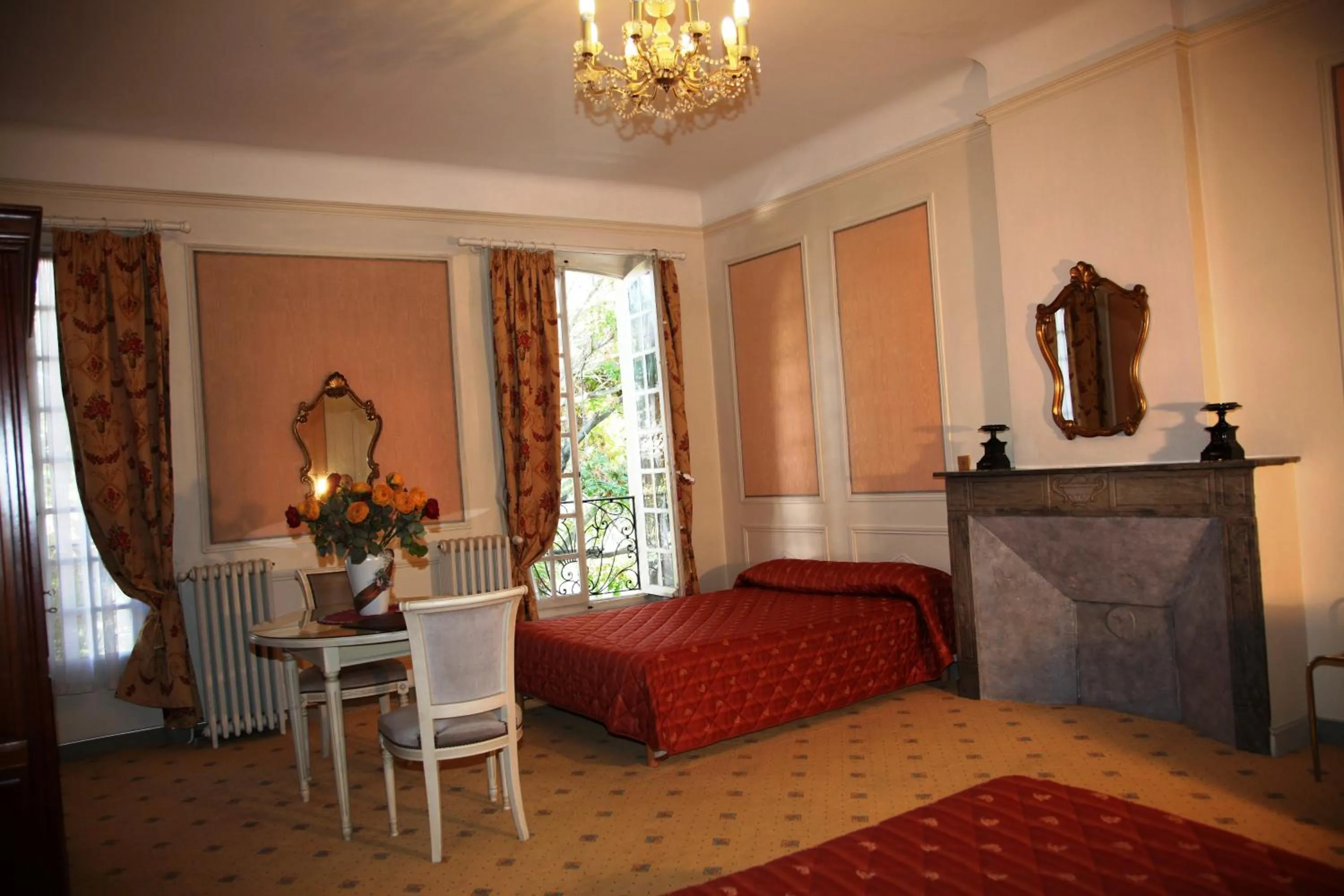 Photo of the whole room, Bed in Hôtel du Fiacre