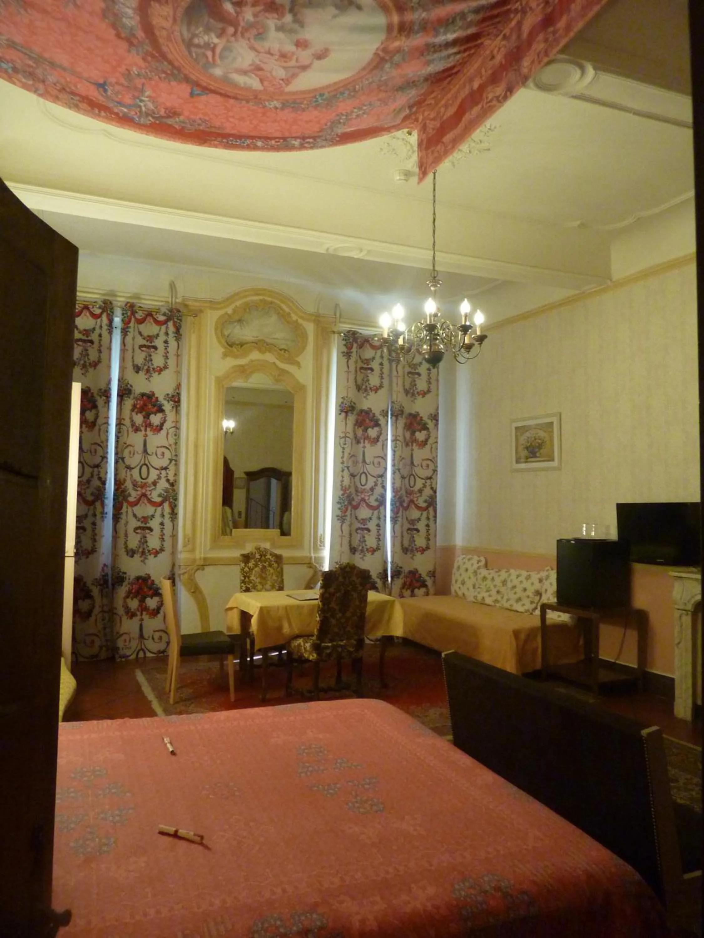 Photo of the whole room in Hôtel du Fiacre