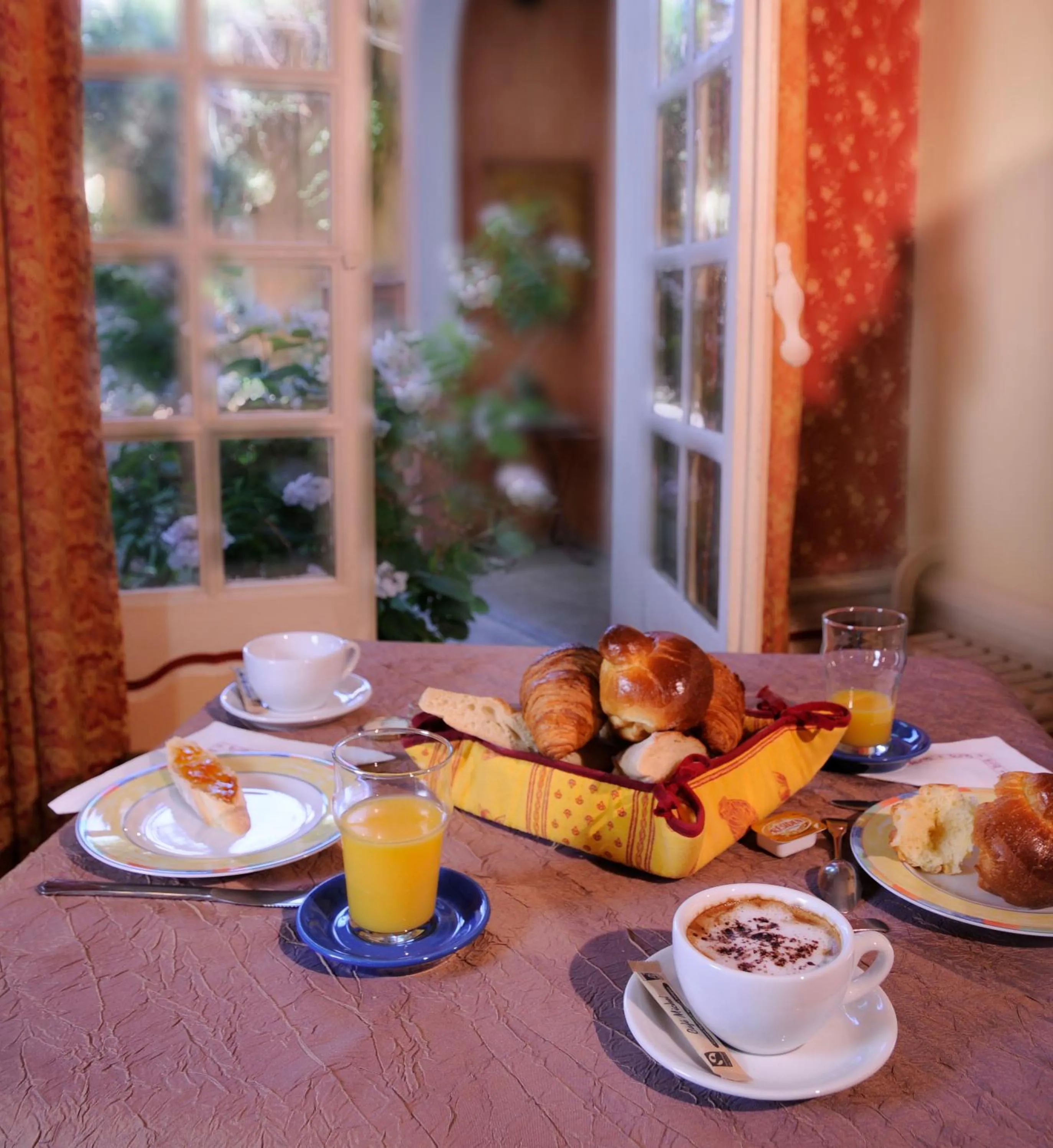 Continental breakfast in Hôtel du Fiacre