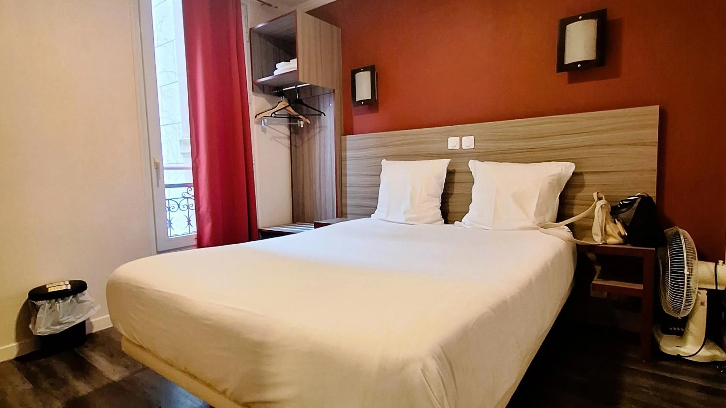 Bedroom, Bed in Hipotel Paris Gambetta République