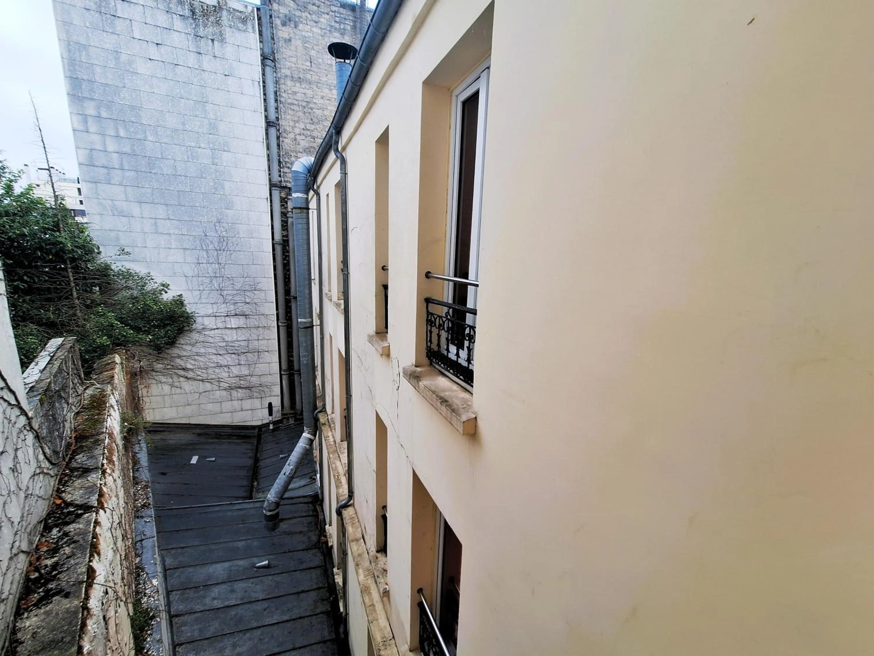 Facade/entrance in Hipotel Paris Gambetta République