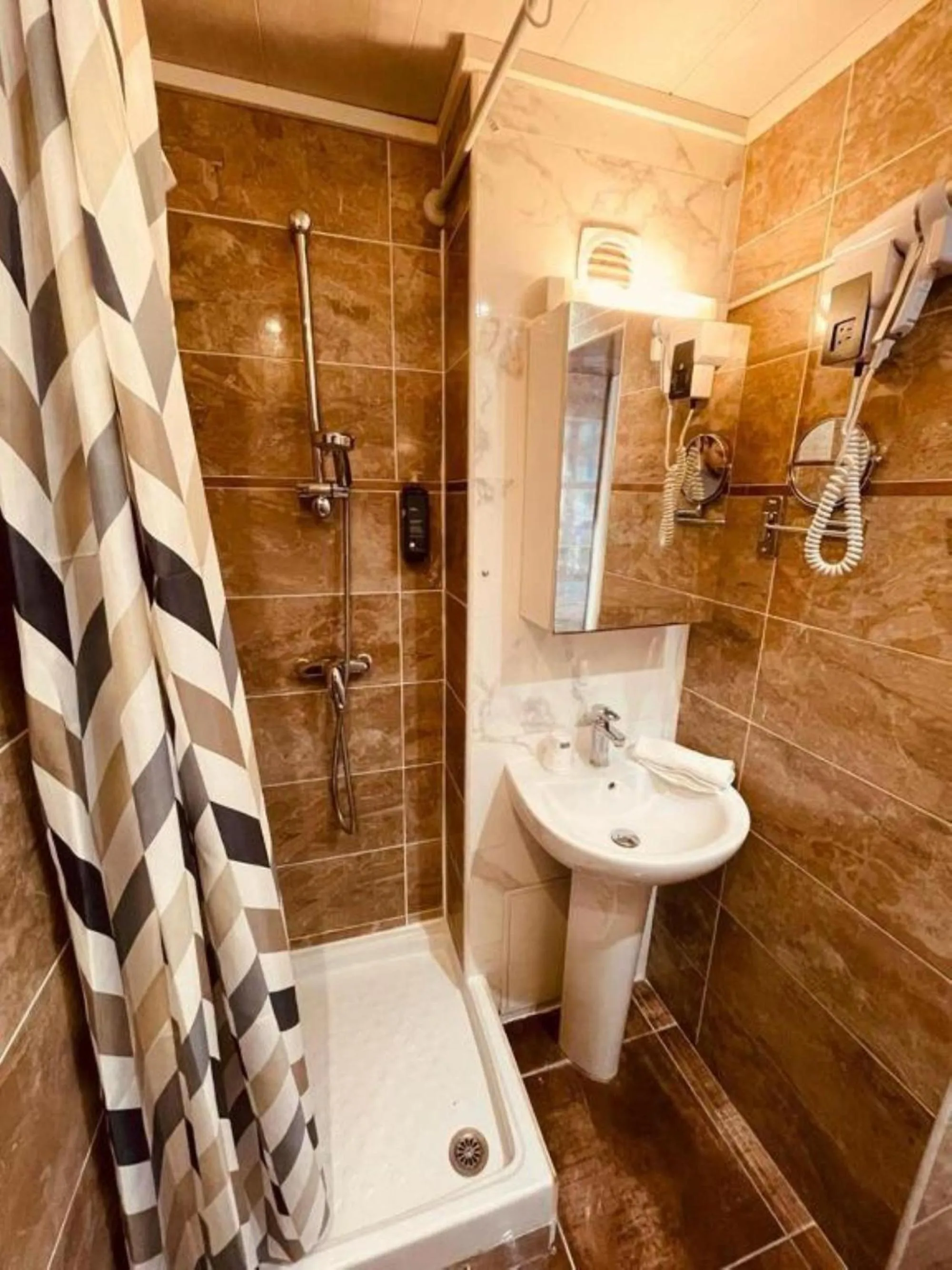 Bathroom in Hipotel Paris Gambetta République