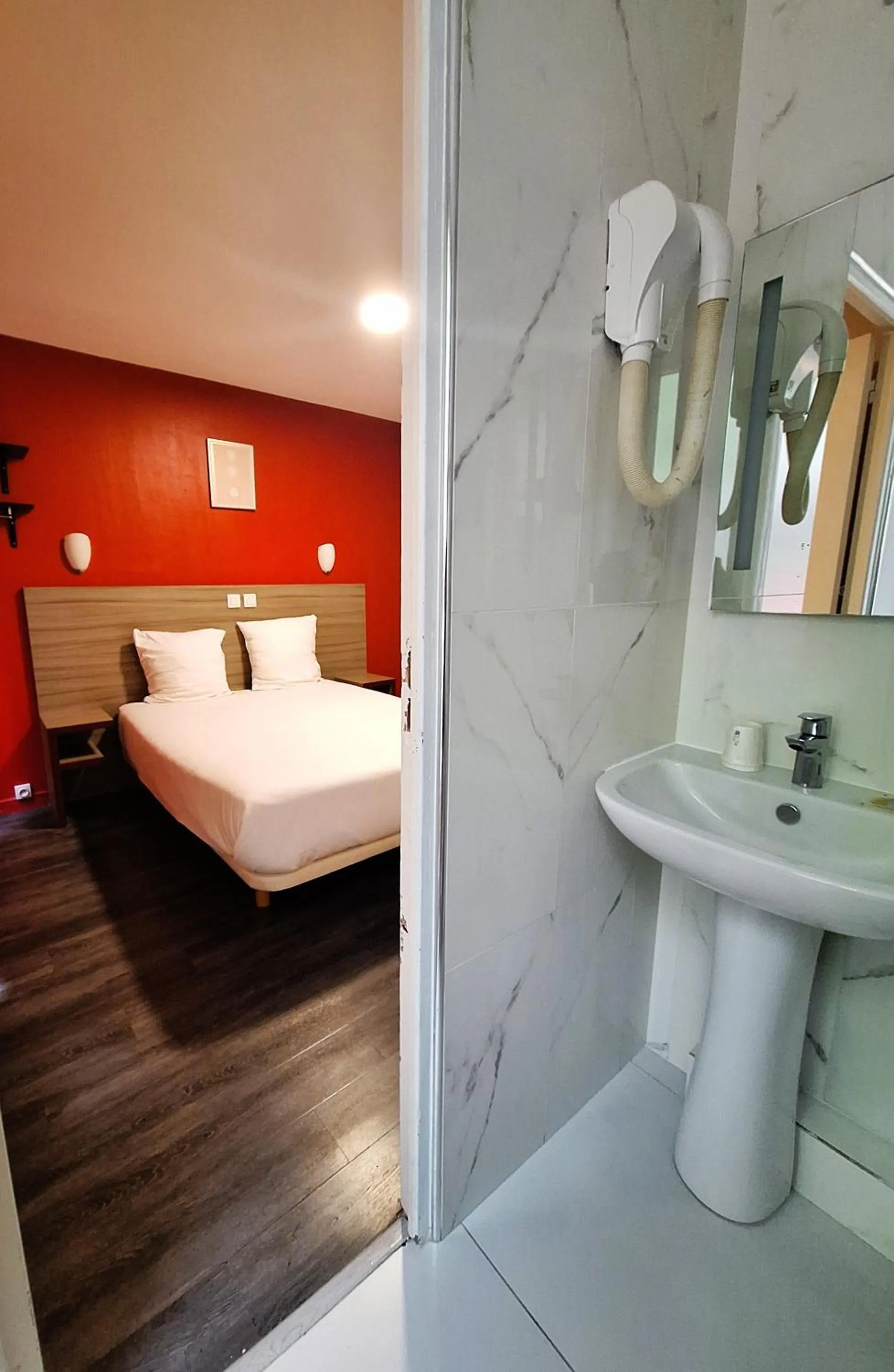 hair dryier, Bed in Hipotel Paris Gambetta République