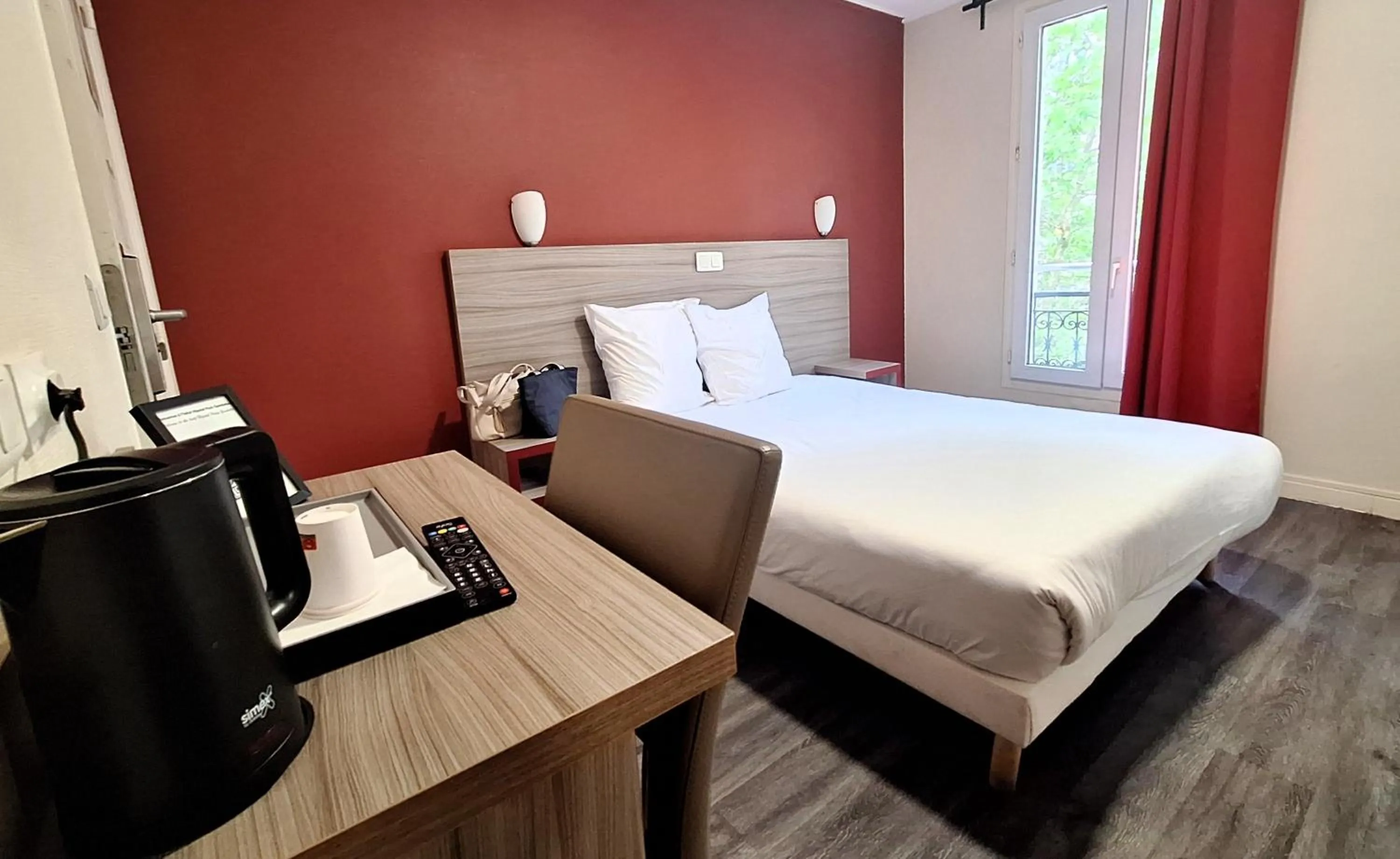 Photo of the whole room, Bed in Hipotel Paris Gambetta République