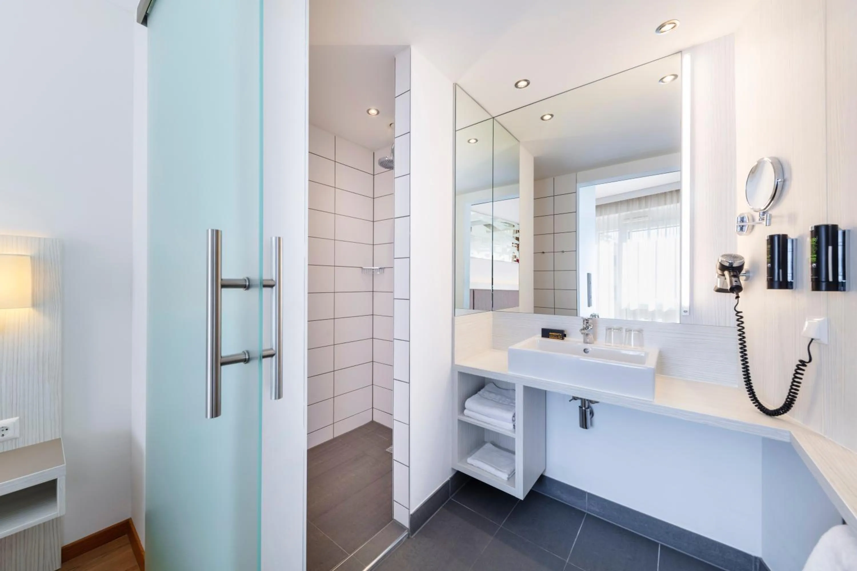 Bathroom, Bed in Hotel Zeitgeist Vienna Hauptbahnhof