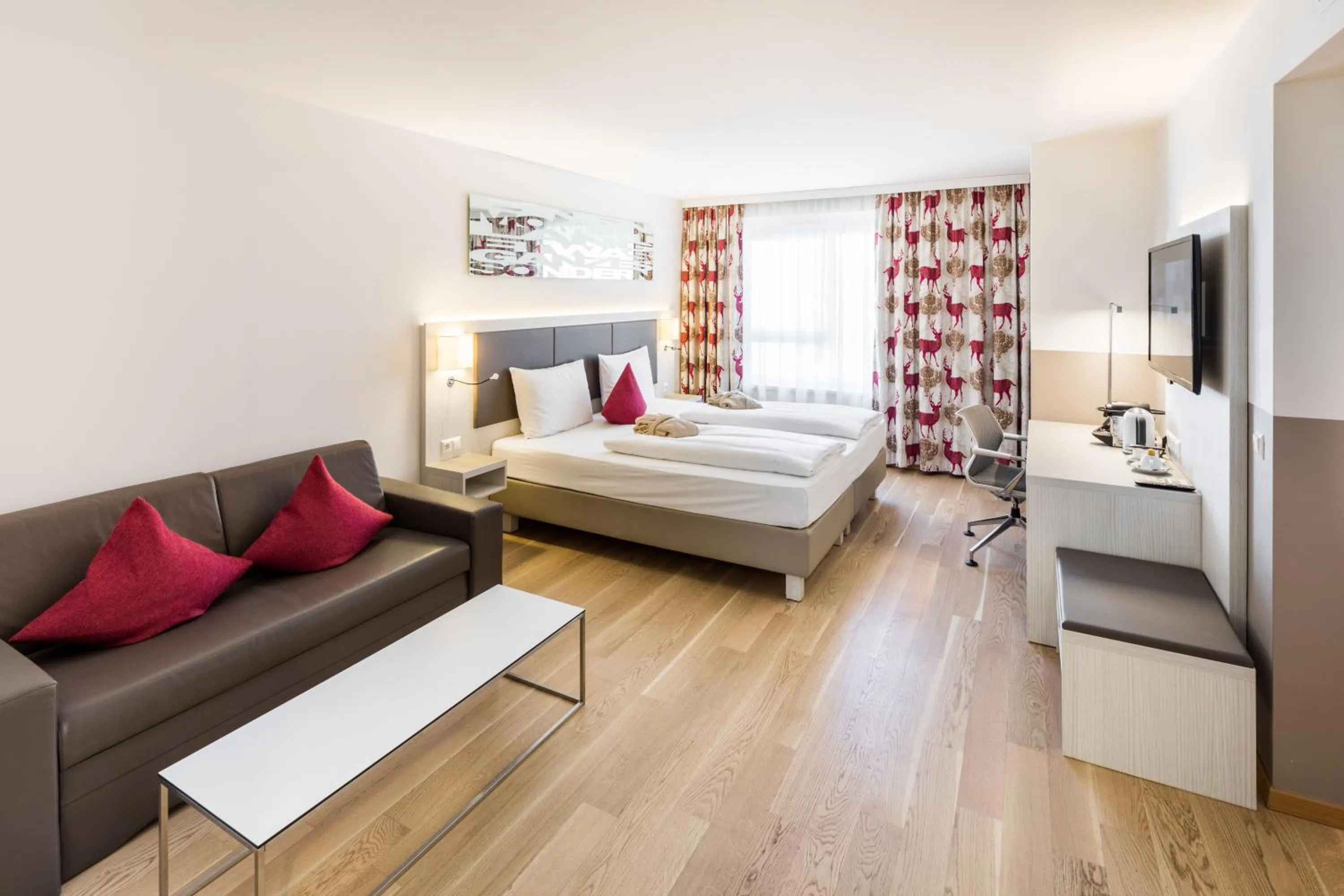 Photo of the whole room, Bed in Hotel Zeitgeist Vienna Hauptbahnhof