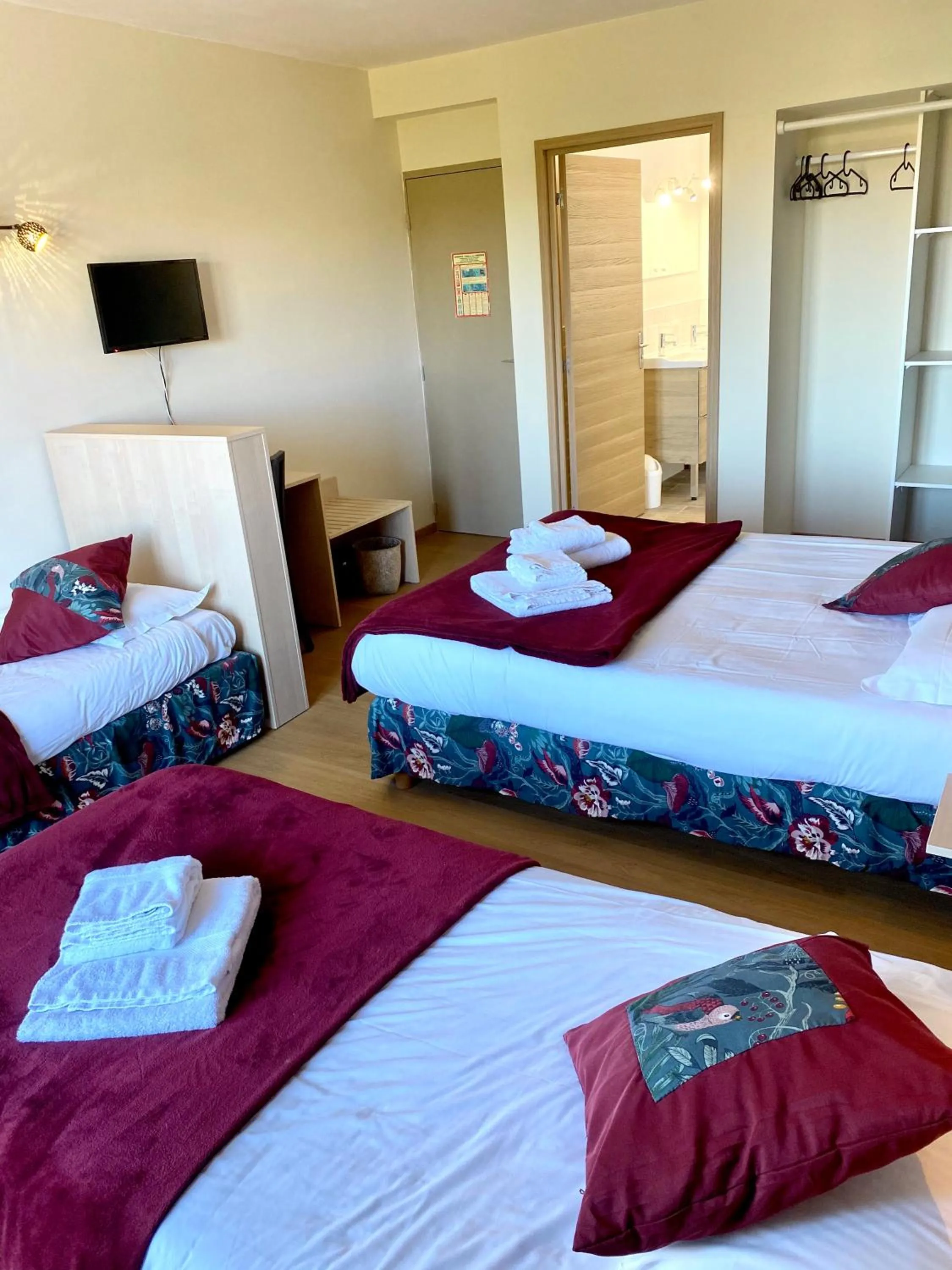 Bed in Hôtel Le Plaisance