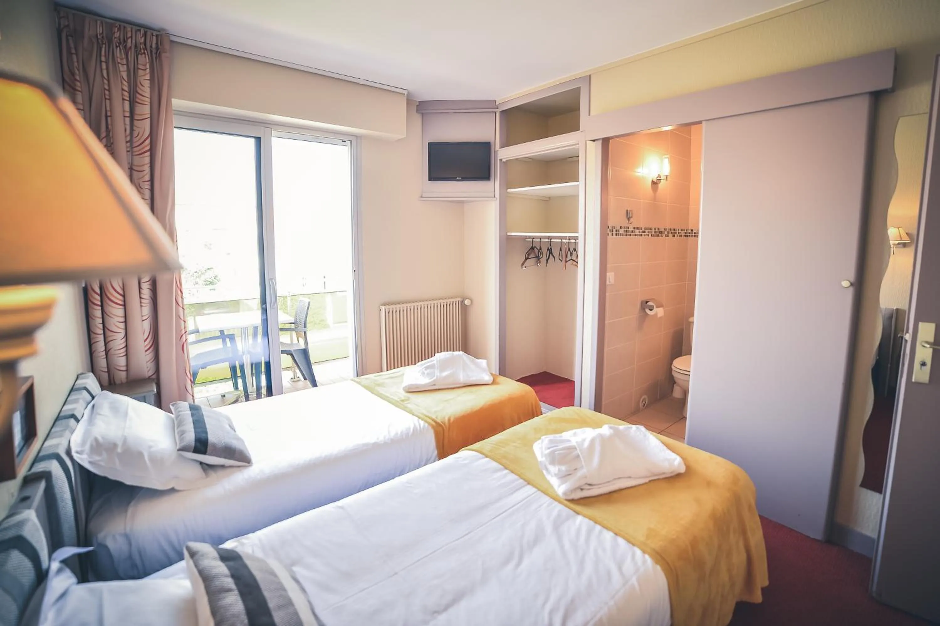 Bed in Hôtel Le Plaisance