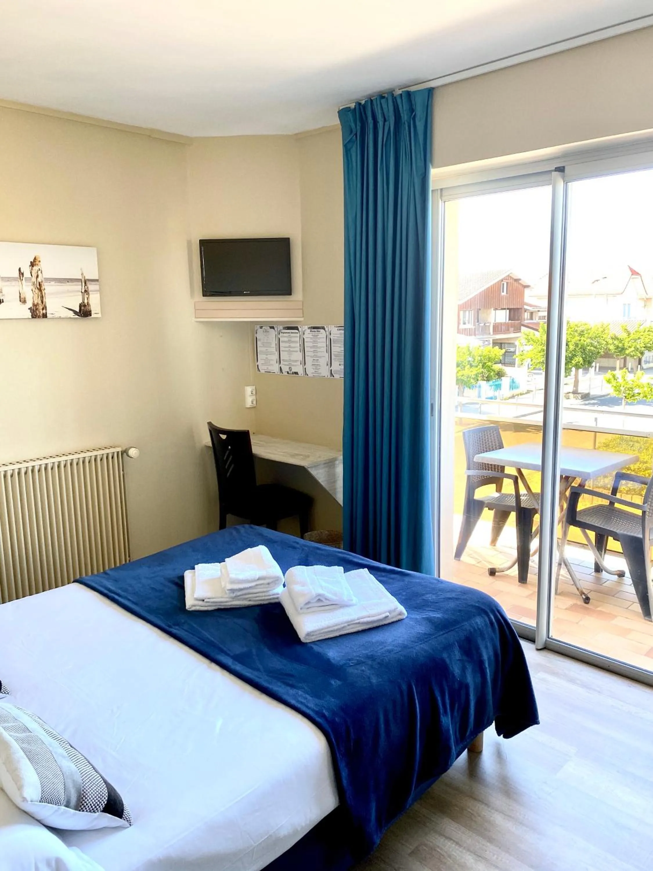 Bed in Hôtel Le Plaisance